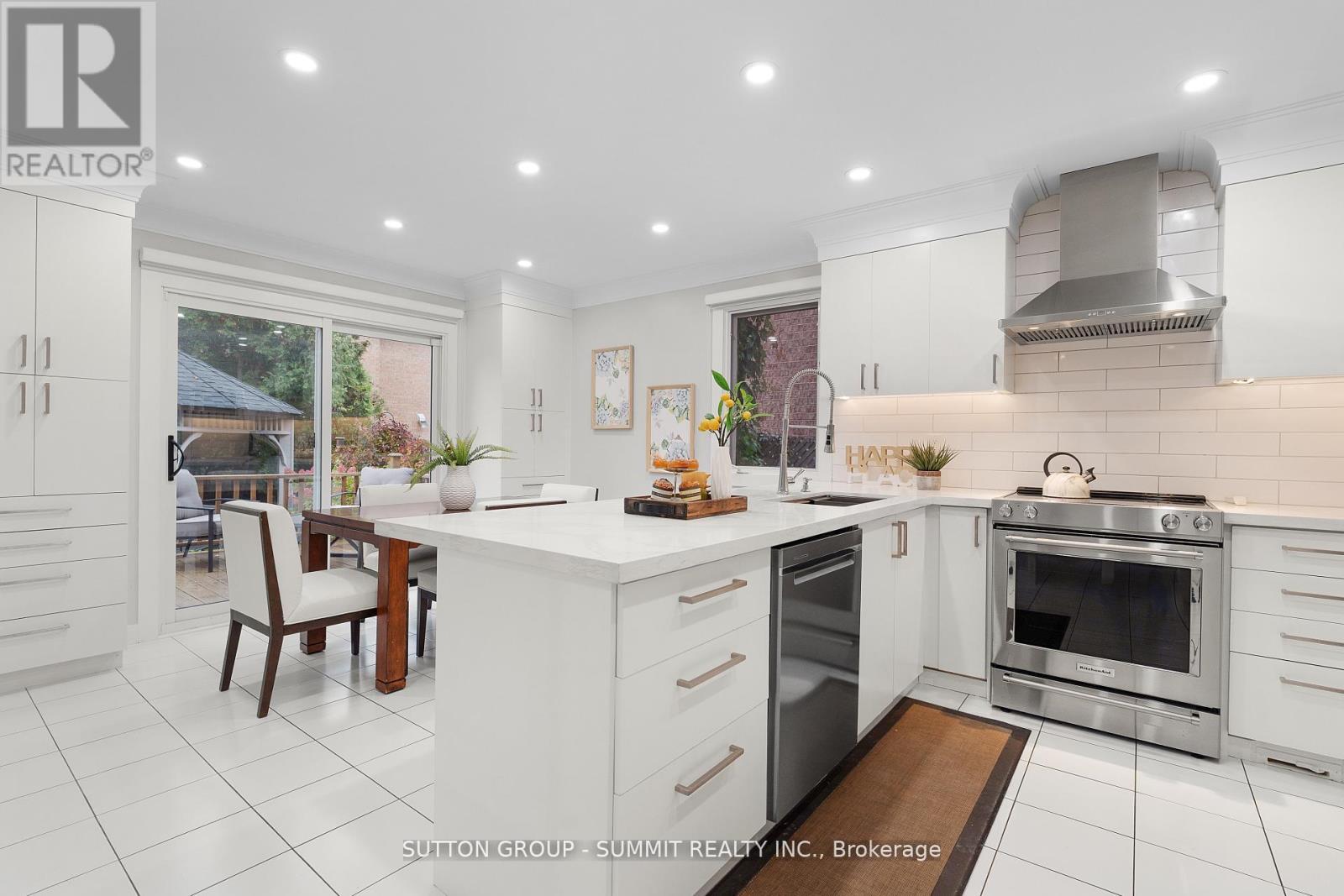 3353 Loyalist Drive, Mississauga, ON - Indoor Photo Showing Kitchen With Upgraded Kitchen