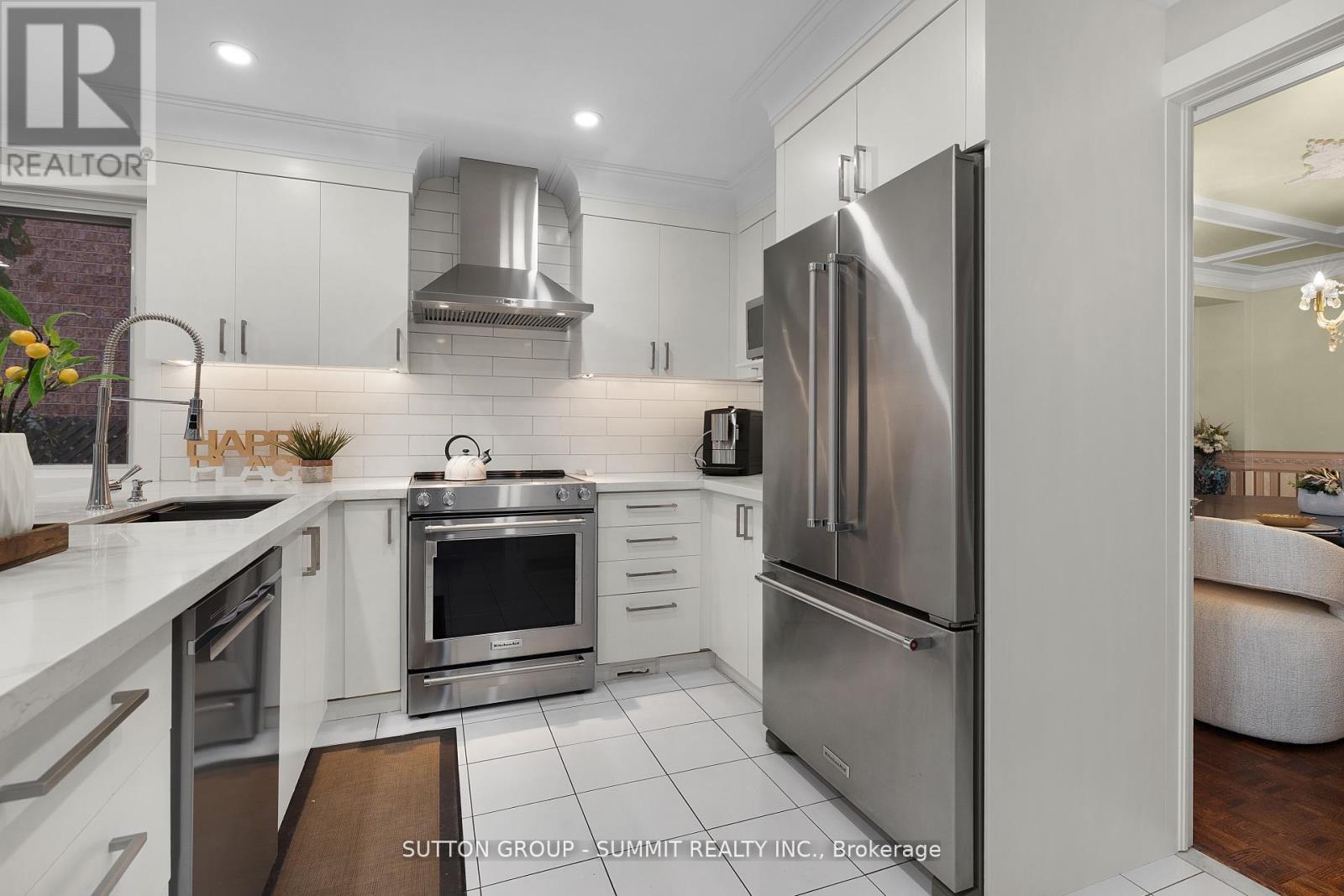 3353 Loyalist Drive, Mississauga, ON - Indoor Photo Showing Kitchen With Upgraded Kitchen