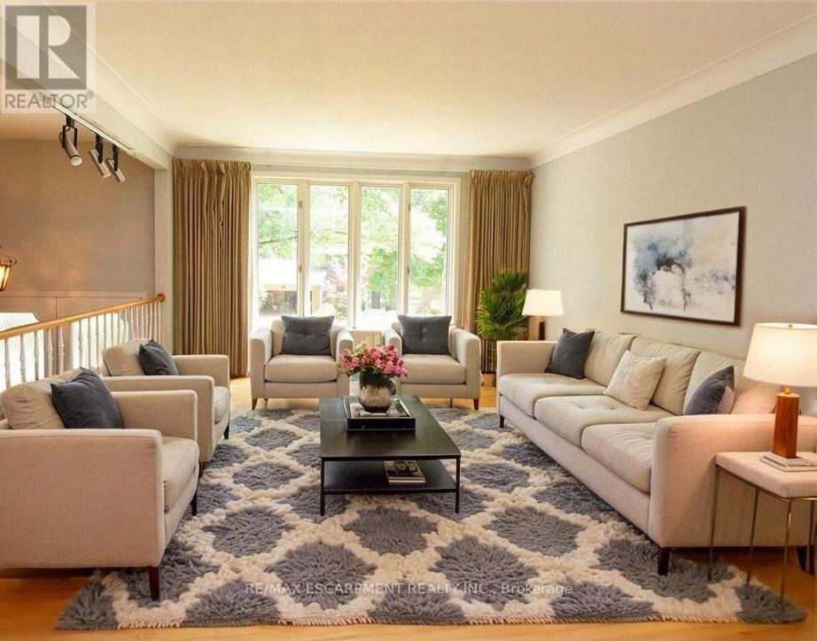 Virtually staged - 30 Terrace Drive, Hamilton, ON - Indoor Photo Showing Living Room