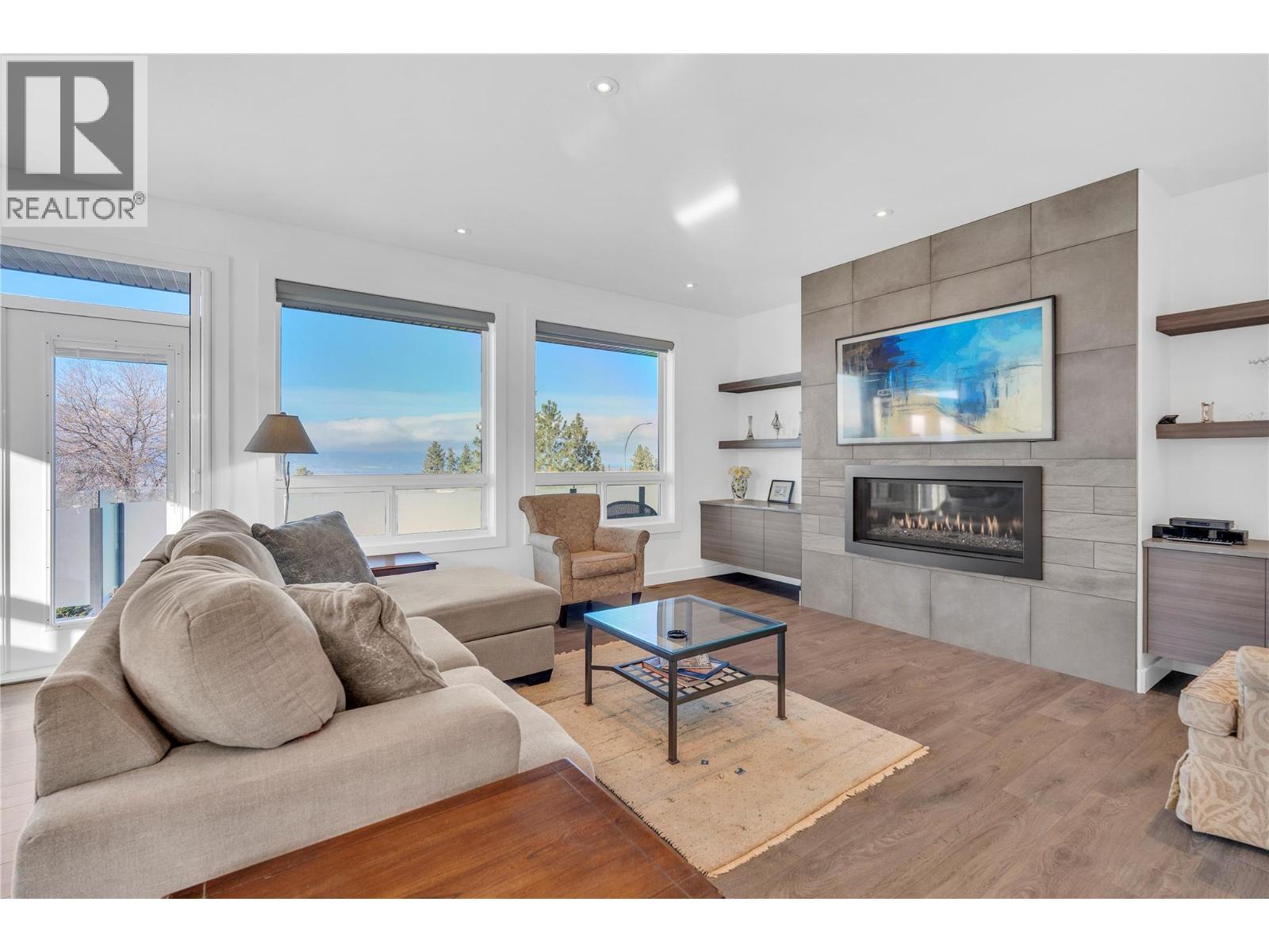 186 Avery Place, Penticton, BC - Indoor Photo Showing Living Room With Fireplace