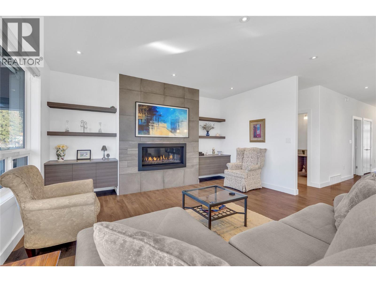 186 Avery Place, Penticton, BC - Indoor Photo Showing Living Room With Fireplace