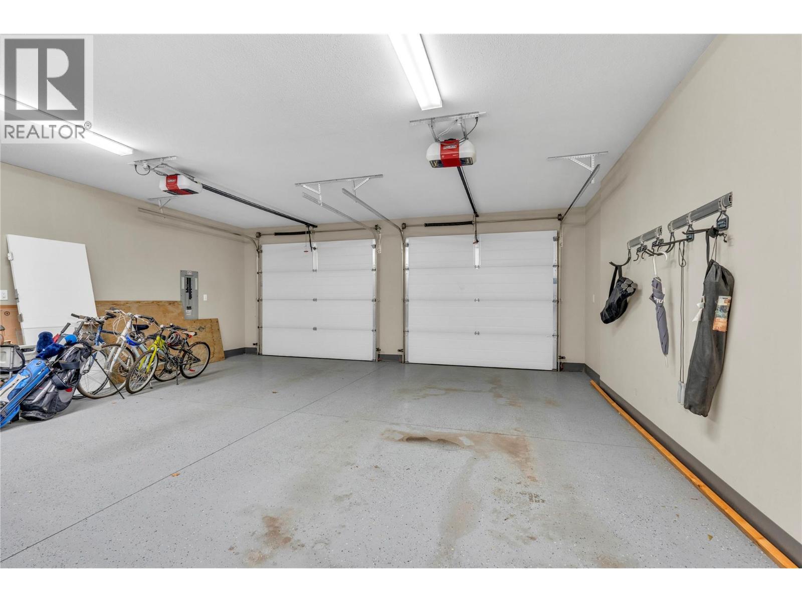 186 Avery Place, Penticton, BC - Indoor Photo Showing Garage