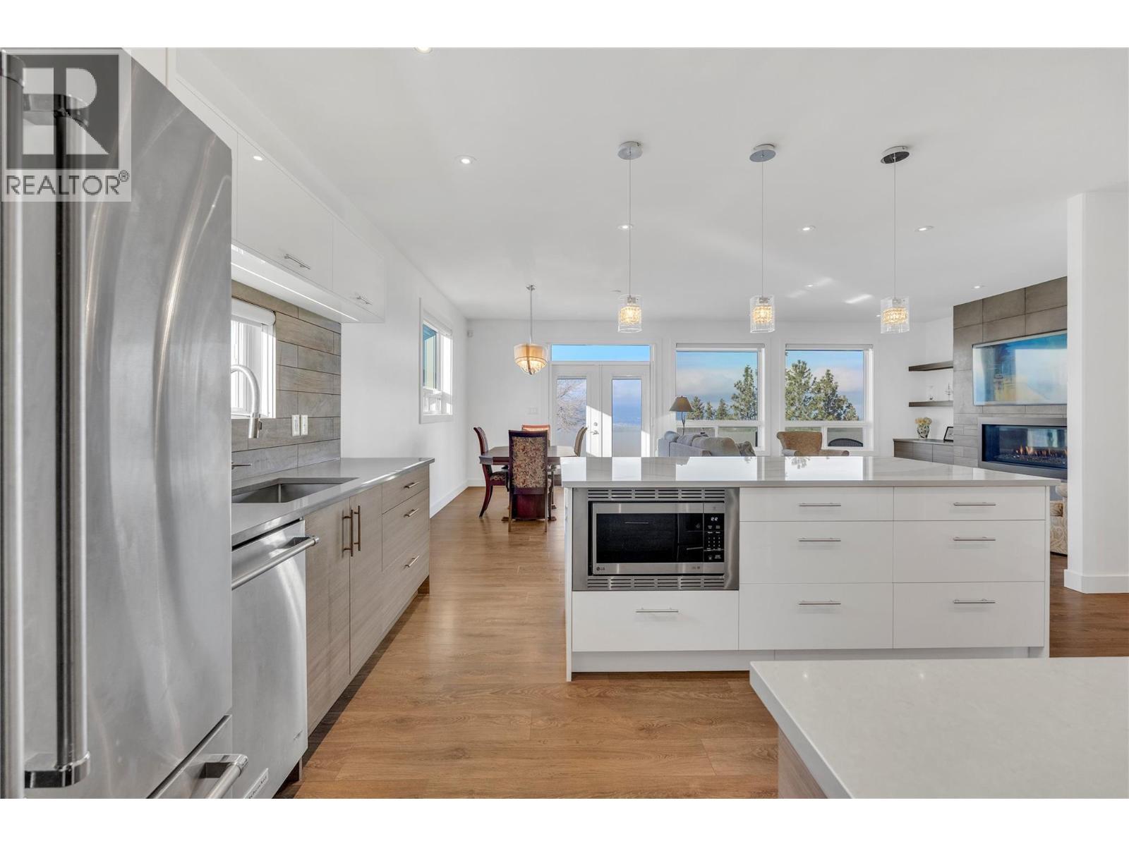 186 Avery Place, Penticton, BC - Indoor Photo Showing Kitchen With Upgraded Kitchen