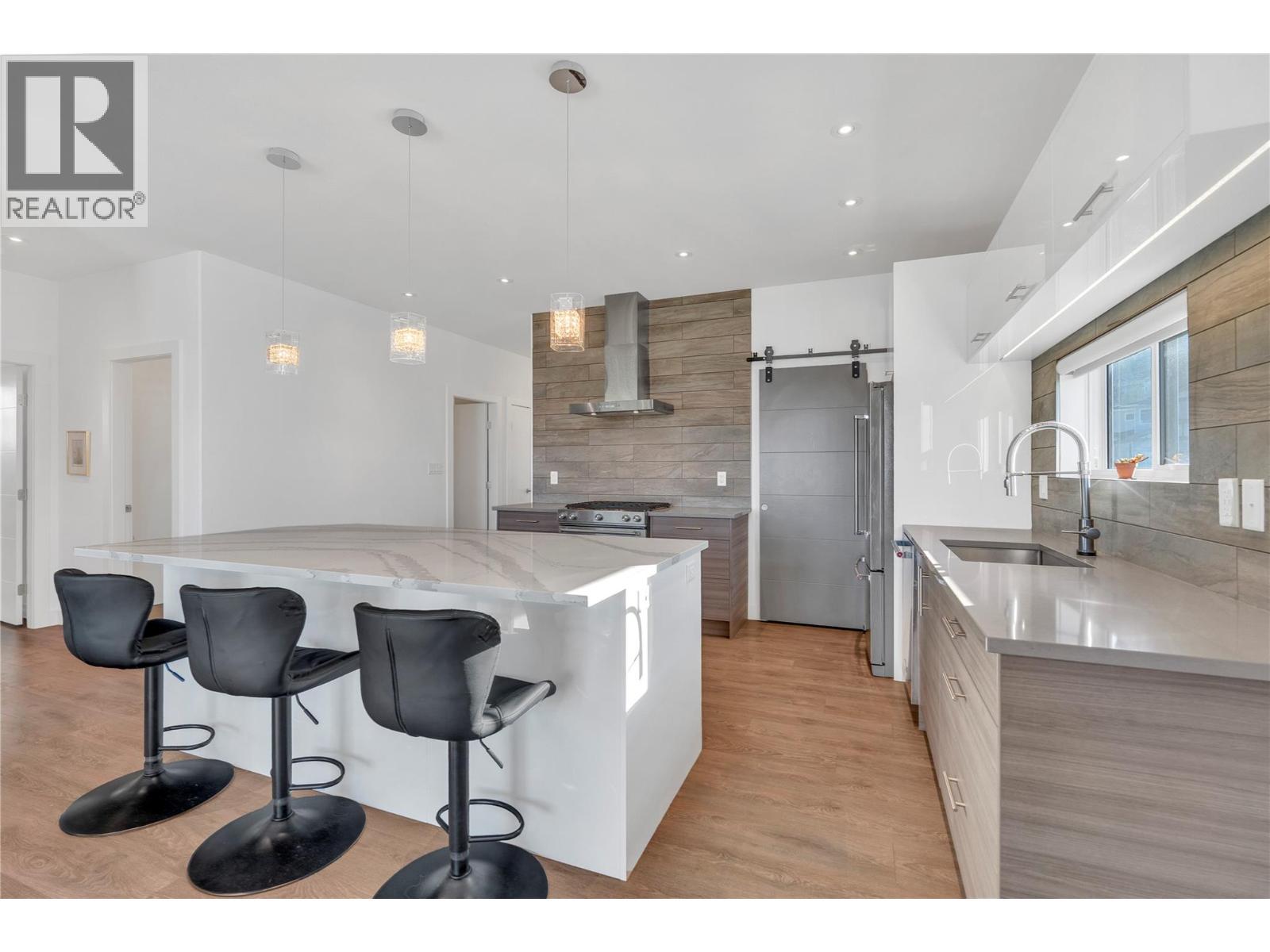 186 Avery Place, Penticton, BC - Indoor Photo Showing Kitchen With Upgraded Kitchen