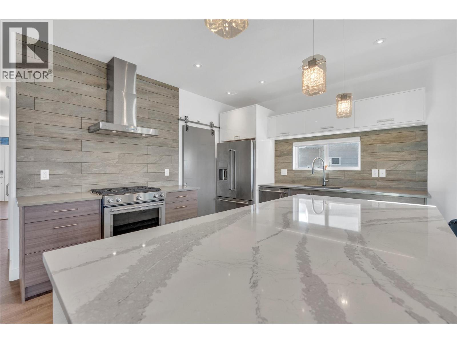 186 Avery Place, Penticton, BC - Indoor Photo Showing Kitchen With Upgraded Kitchen