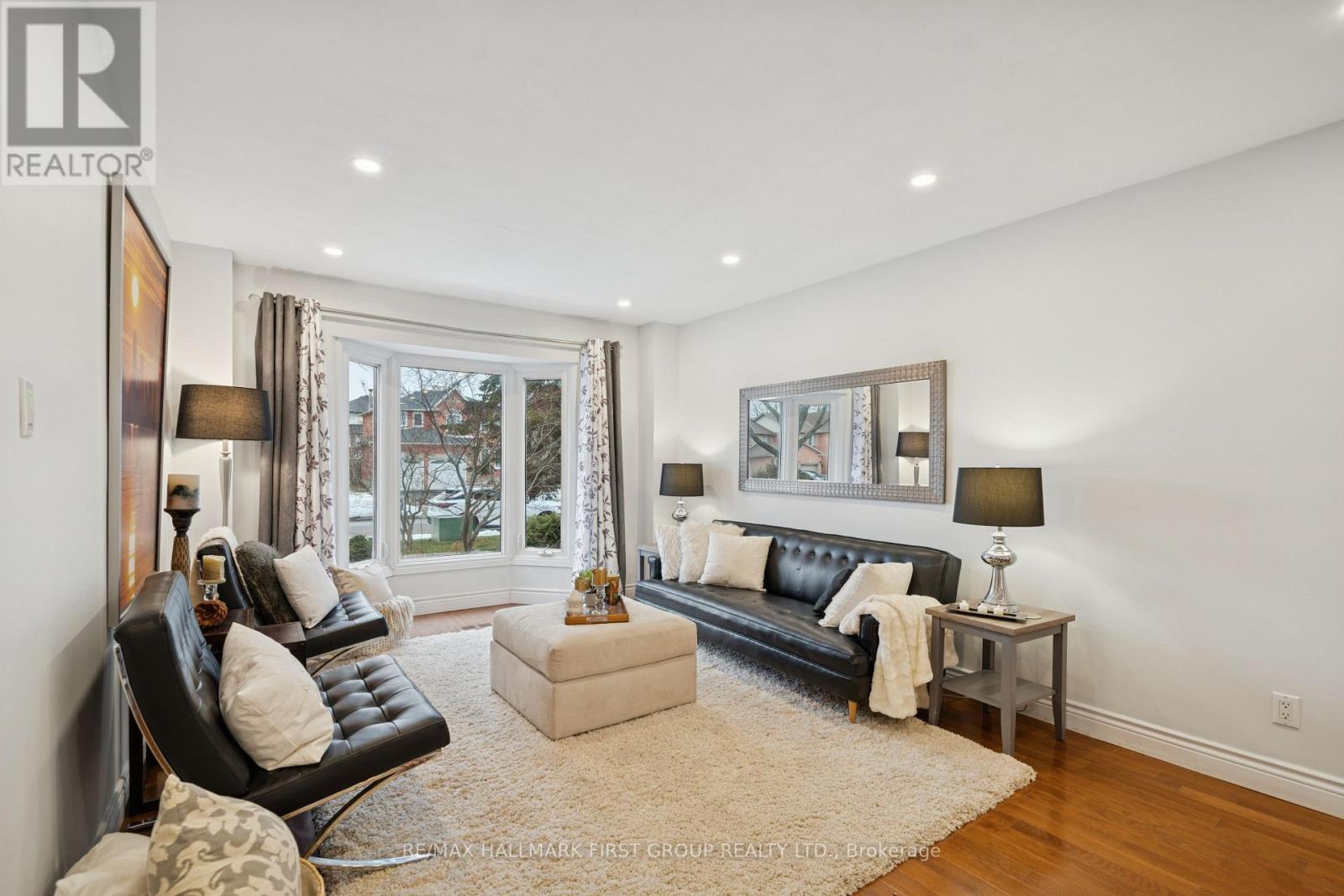 724 Barnes Crescent, Oshawa, ON - Indoor Photo Showing Living Room