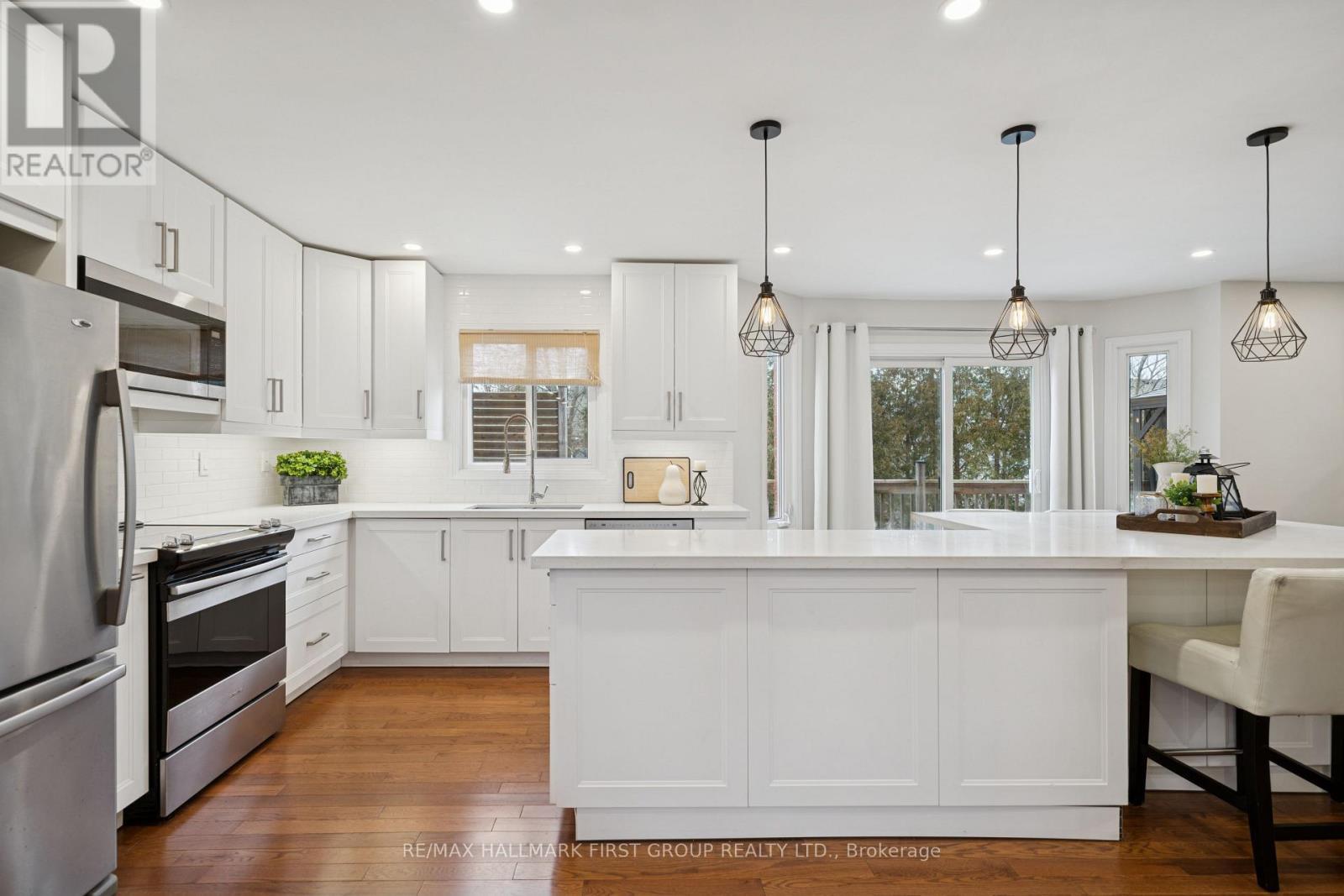 724 Barnes Crescent, Oshawa, ON - Indoor Photo Showing Kitchen With Stainless Steel Kitchen With Upgraded Kitchen