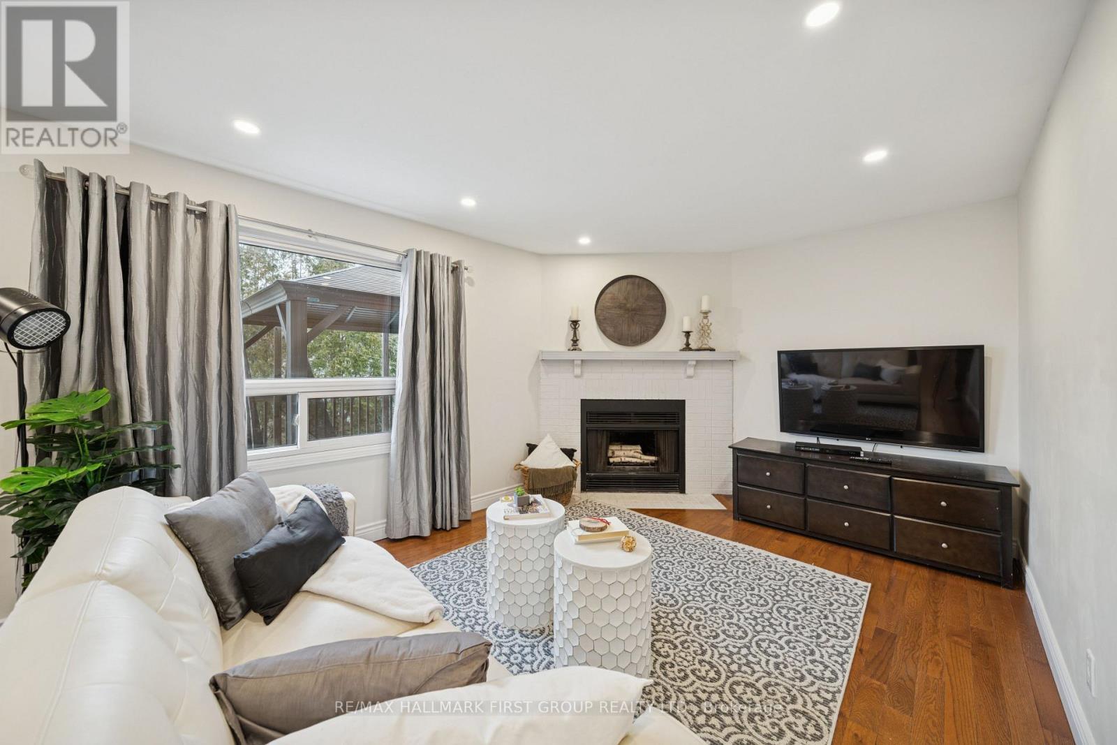 724 Barnes Crescent, Oshawa, ON - Indoor Photo Showing Living Room With Fireplace