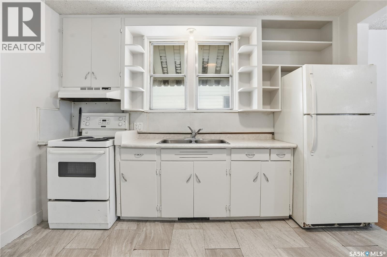 843 Argyle Street, Regina, SK - Indoor Photo Showing Kitchen With Double Sink