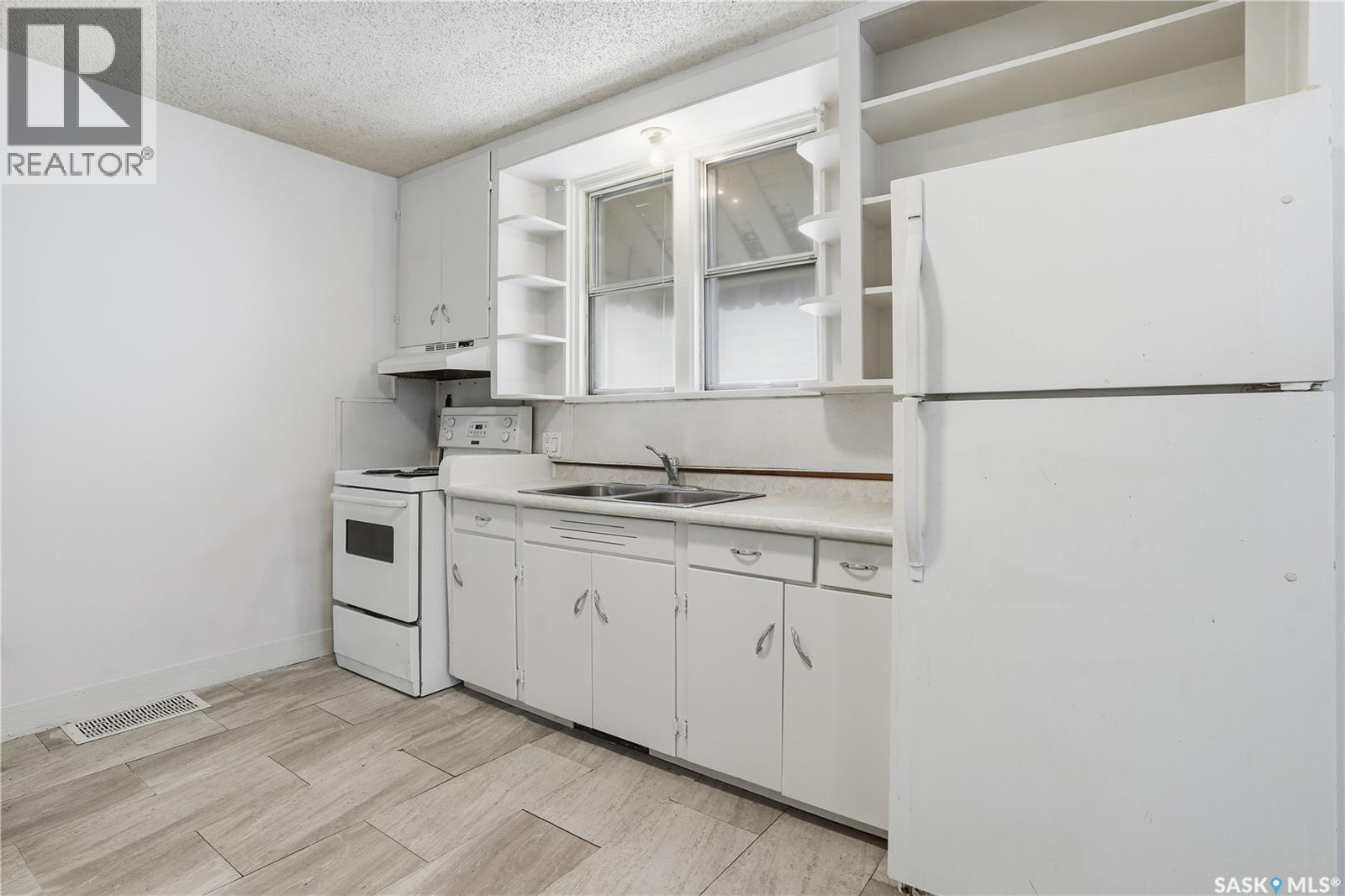 843 Argyle Street, Regina, SK - Indoor Photo Showing Kitchen With Double Sink