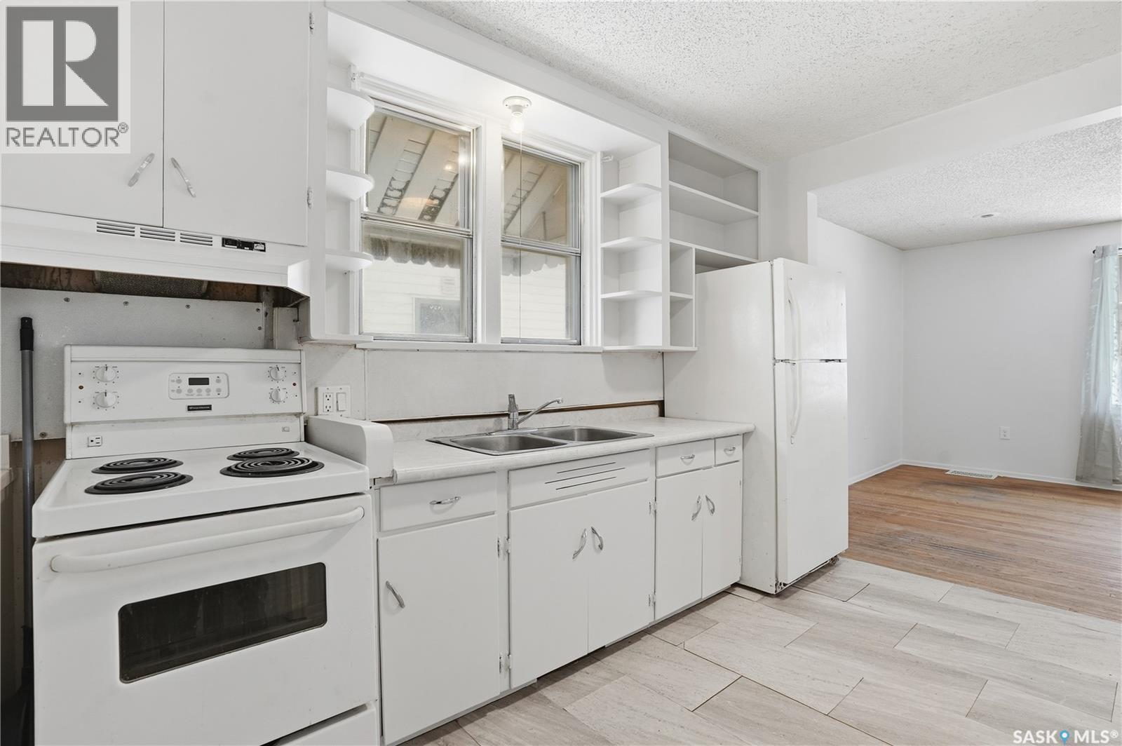 843 Argyle Street, Regina, SK - Indoor Photo Showing Kitchen With Double Sink
