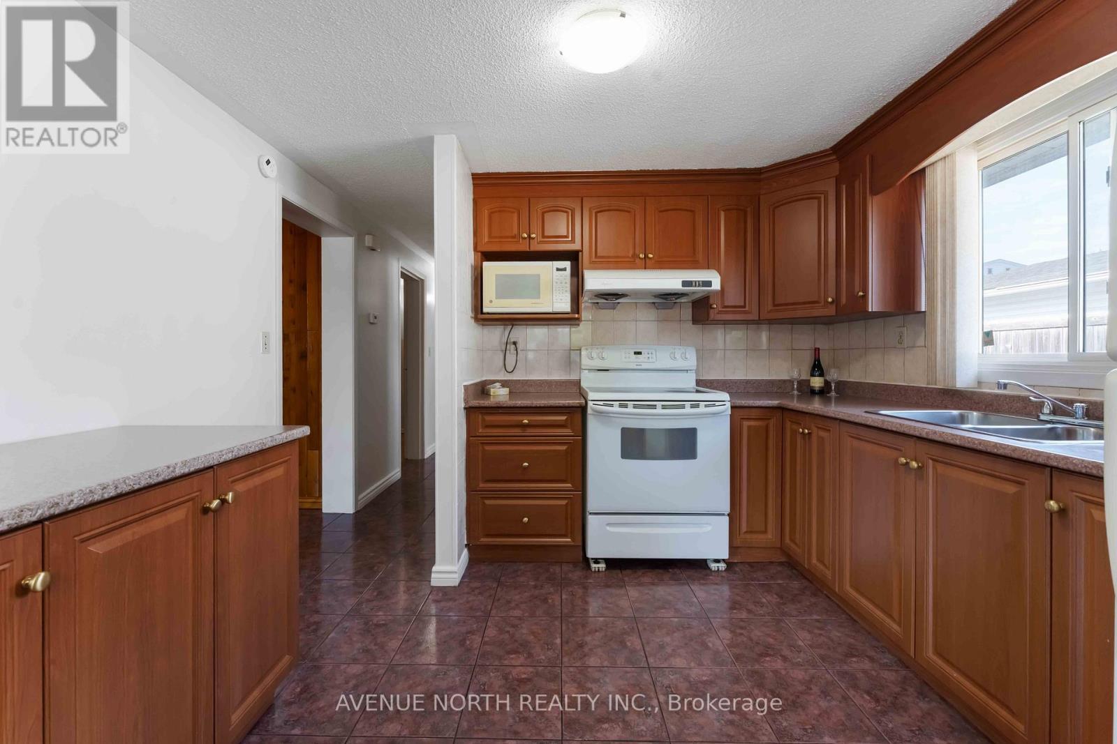 2178 Erinbrook Crescent, Ottawa, ON - Indoor Photo Showing Kitchen With Double Sink
