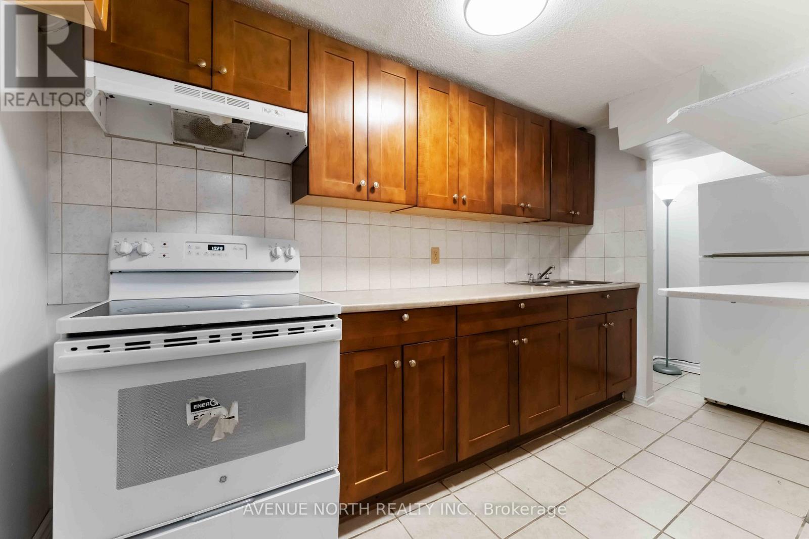 2178 Erinbrook Crescent, Ottawa, ON - Indoor Photo Showing Kitchen