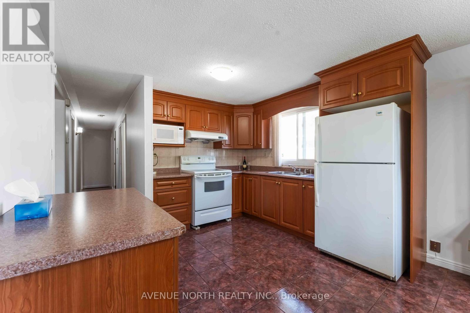 2178 Erinbrook Crescent, Ottawa, ON - Indoor Photo Showing Kitchen With Double Sink
