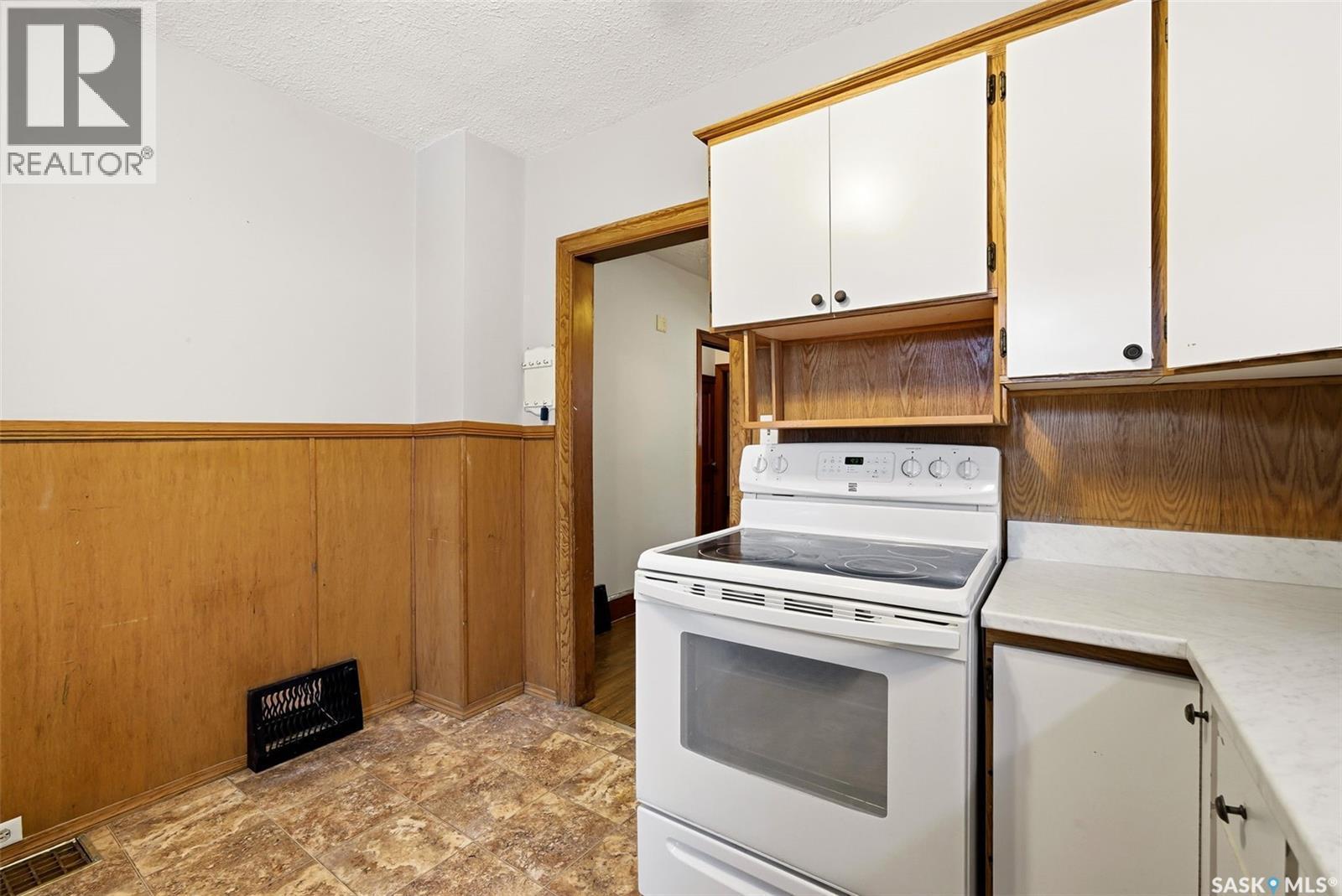 1320 Athol Street, Regina, SK - Indoor Photo Showing Kitchen
