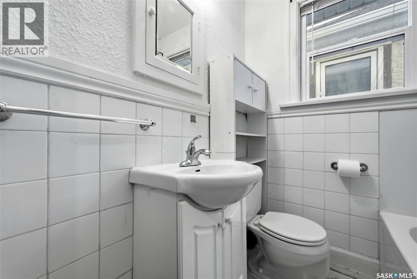 1320 Athol Street, Regina, SK - Indoor Photo Showing Bathroom