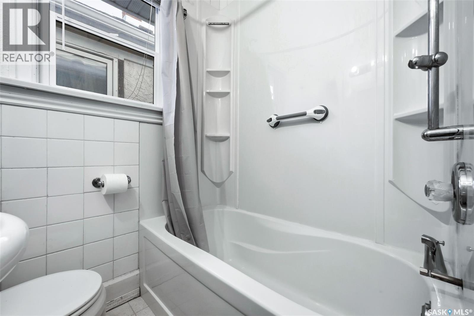 1320 Athol Street, Regina, SK - Indoor Photo Showing Bathroom