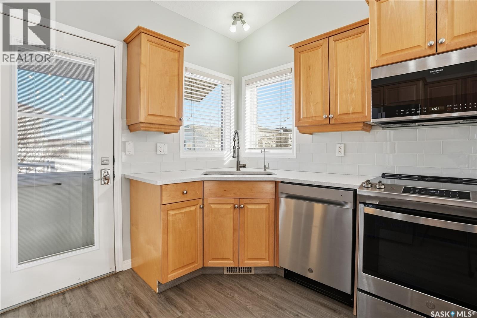 7902 Thrush Street, Regina, SK - Indoor Photo Showing Kitchen With Stainless Steel Kitchen