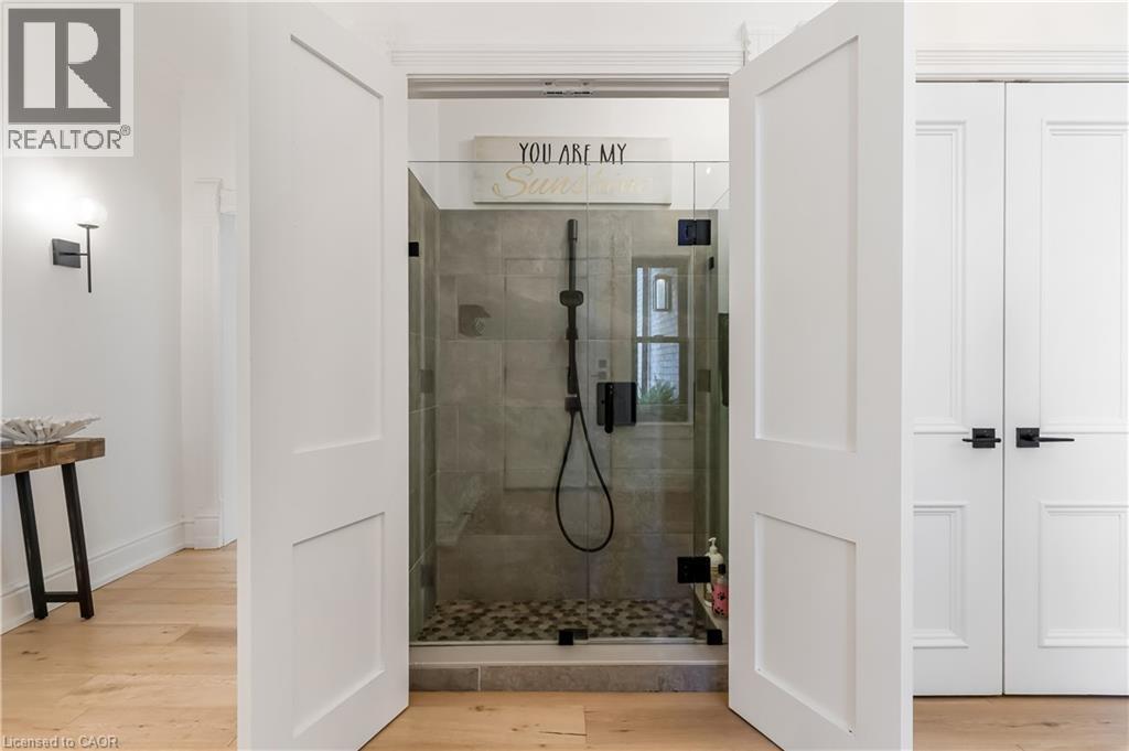 24 Park Avenue, Cambridge, ON - Indoor Photo Showing Bathroom
