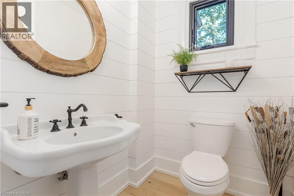 24 Park Avenue, Cambridge, ON - Indoor Photo Showing Bathroom