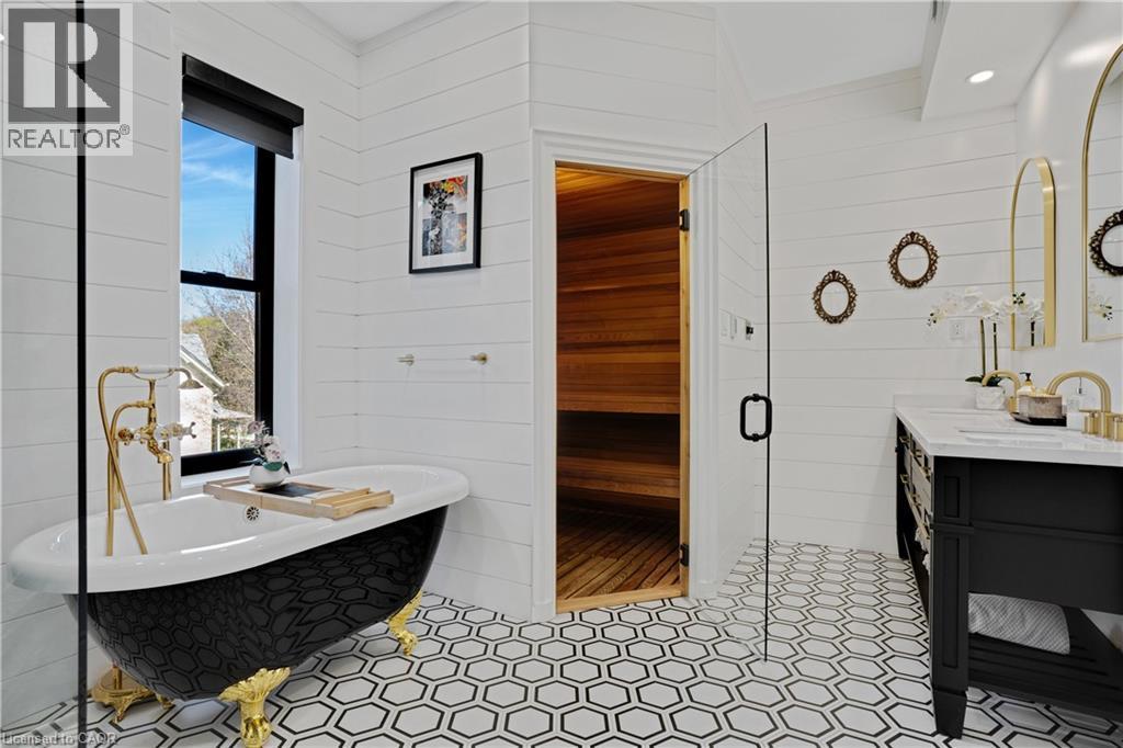 24 Park Avenue, Cambridge, ON - Indoor Photo Showing Bathroom