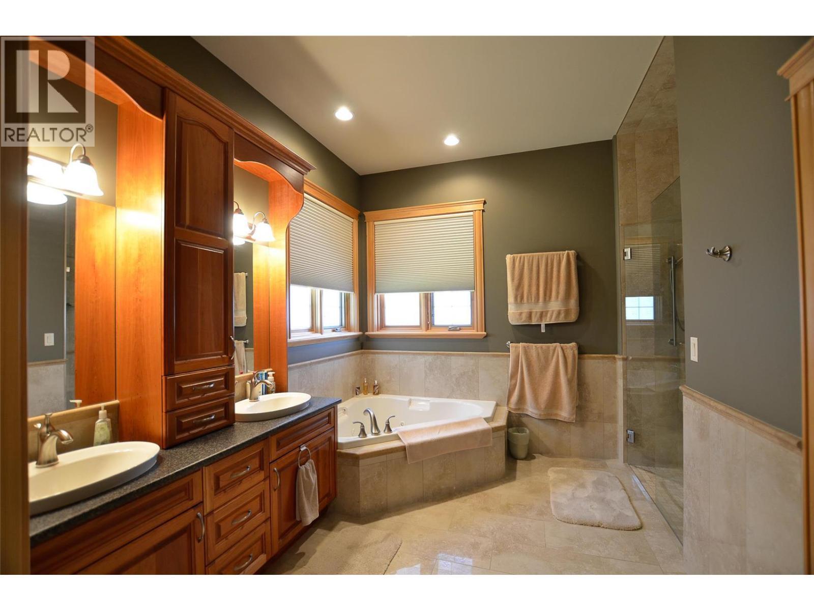 Enjoy your soaker tub after playing a round at the golf course! - 19-3453 Cessna Road, Enderby, BC - Indoor Photo Showing Bathroom