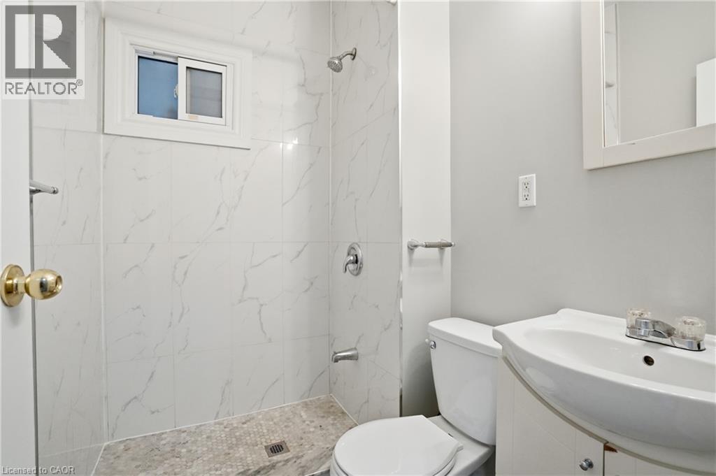 322 Barton Street E Unit# 4, Hamilton, ON - Indoor Photo Showing Bathroom