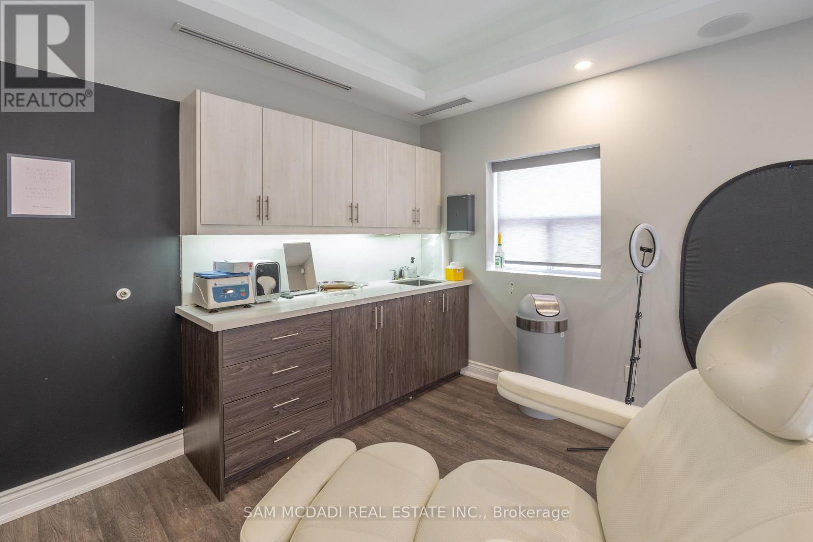 1651 Lakeshore Road W, Mississauga, ON