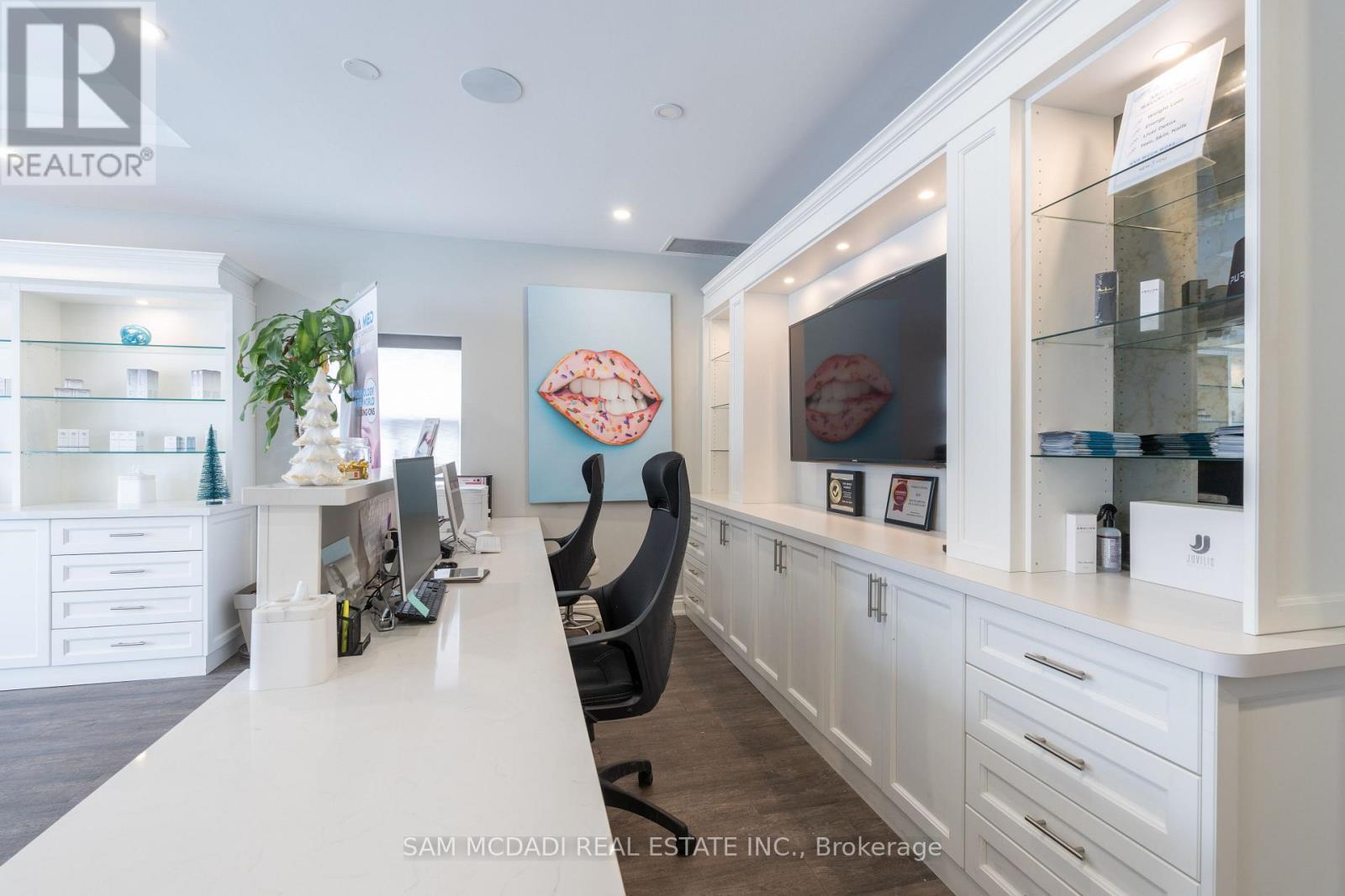 1651 Lakeshore Road W, Mississauga, ON