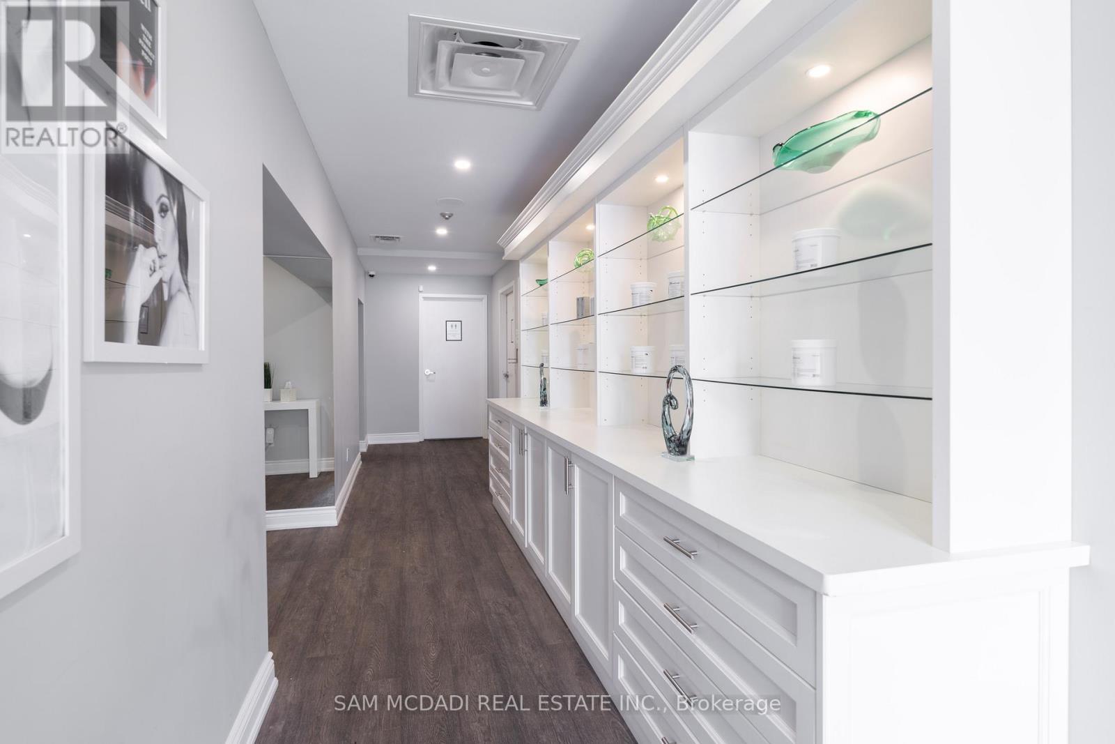 1651 Lakeshore Road W, Mississauga, ON