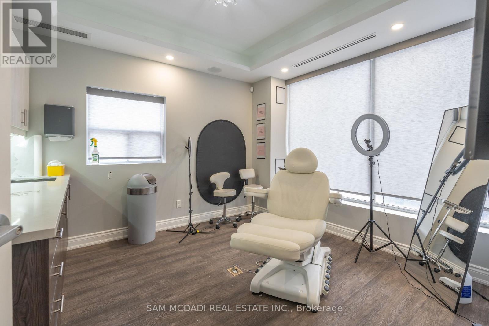 1651 Lakeshore Road W, Mississauga, ON