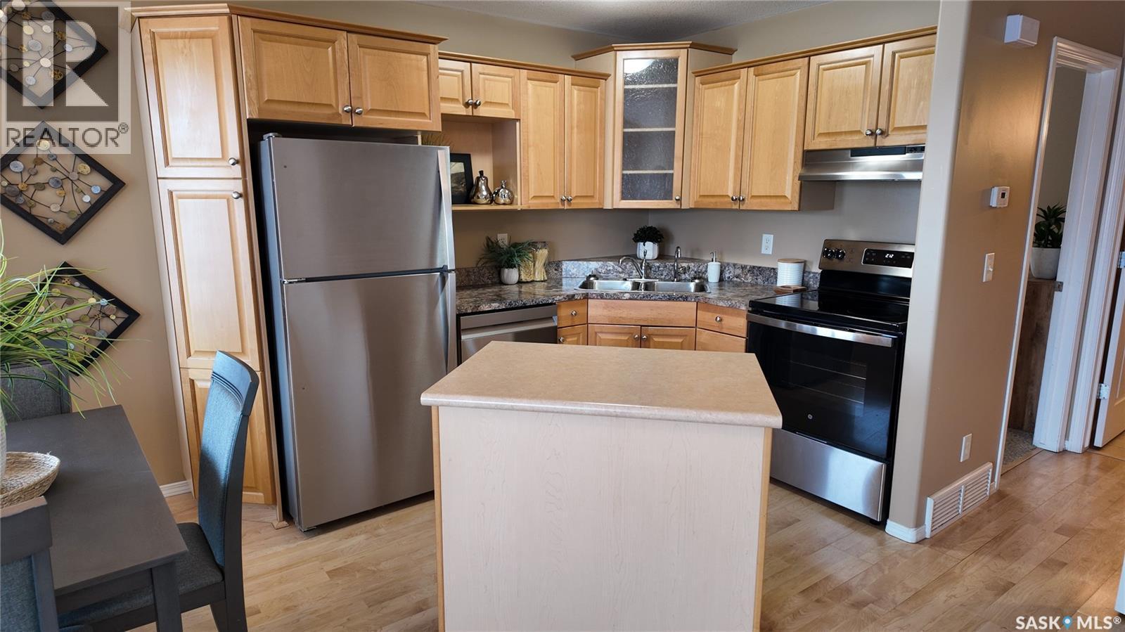 4128 Buckingham Drive E, Regina, SK - Indoor Photo Showing Kitchen With Double Sink