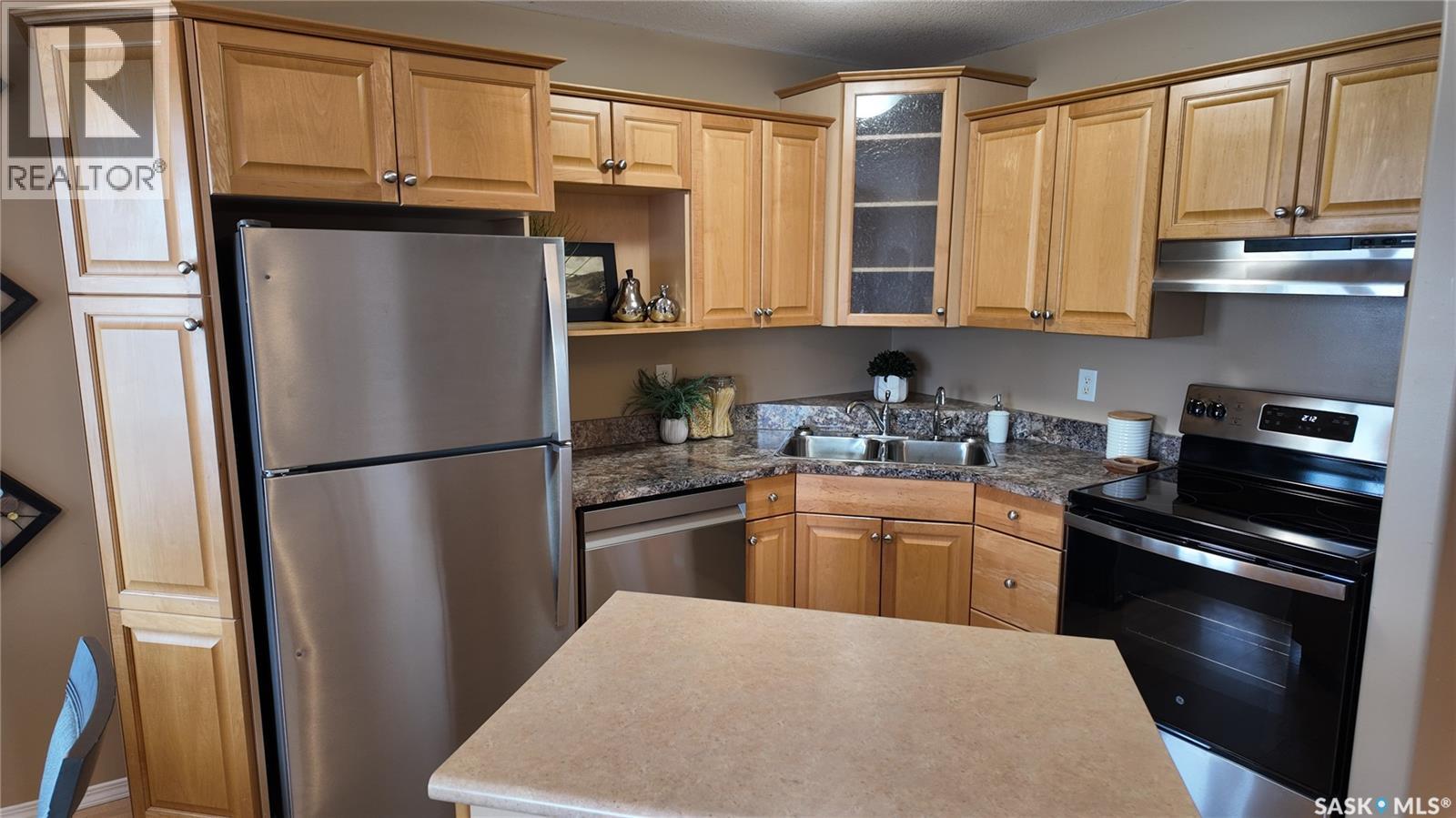 4128 Buckingham Drive E, Regina, SK - Indoor Photo Showing Kitchen With Double Sink