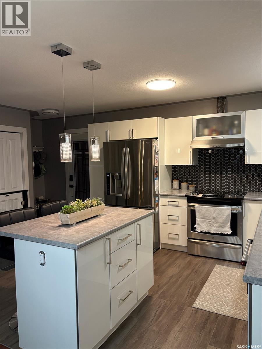 412 5Th Street Ne, Ituna, SK - Indoor Photo Showing Kitchen With Upgraded Kitchen