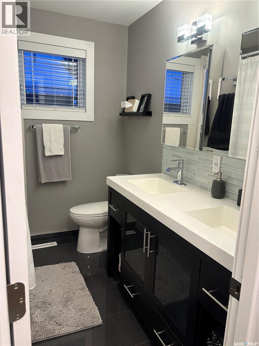 412 5Th Street Ne, Ituna, SK - Indoor Photo Showing Bathroom