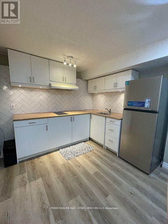 2403 Barclay Road, Burlington, ON - Indoor Photo Showing Kitchen