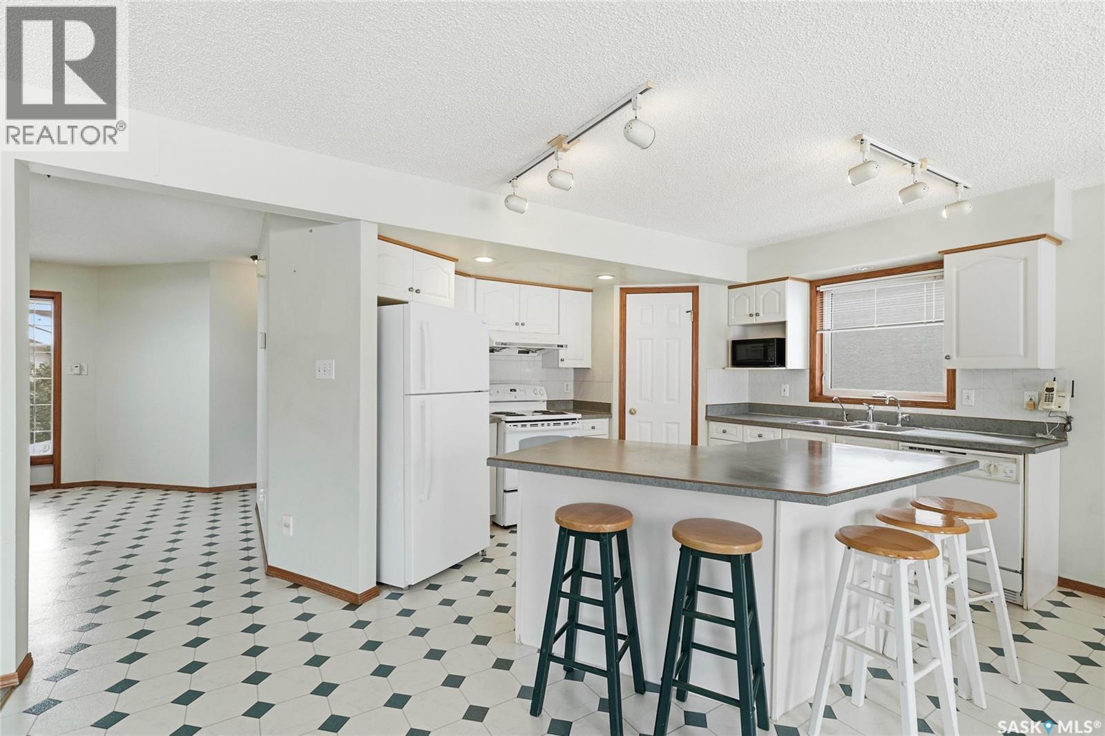 3232 Thames Crescent E, Regina, SK - Indoor Photo Showing Kitchen