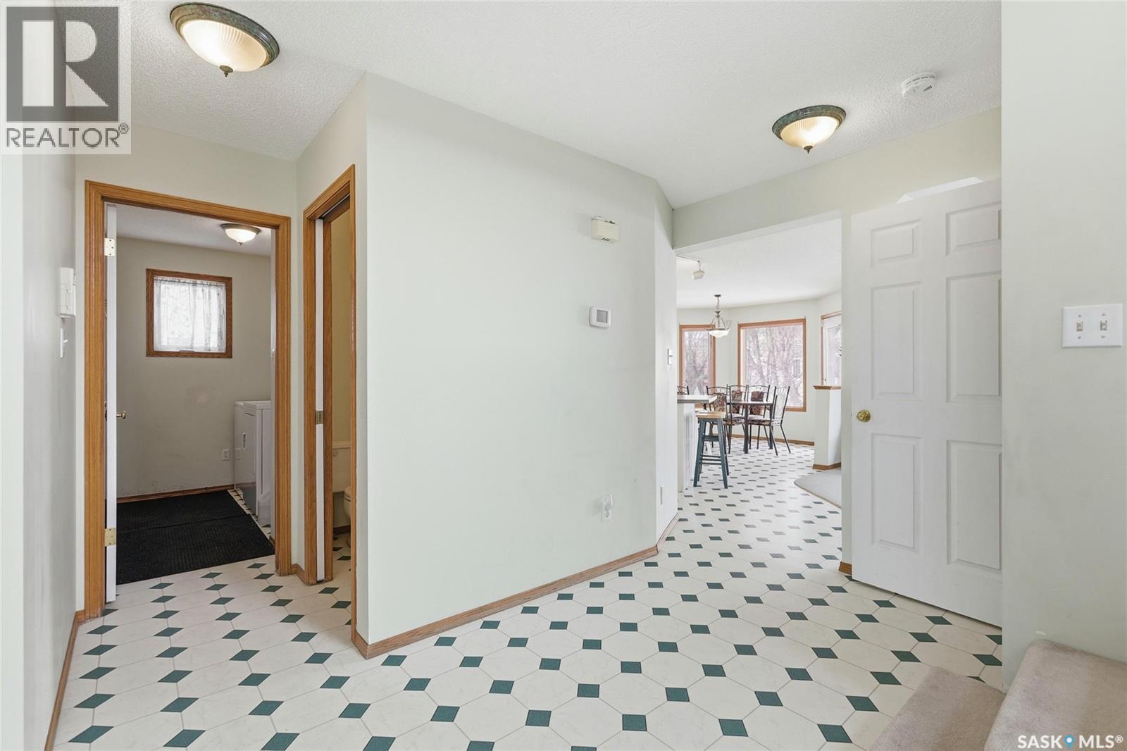 3232 Thames Crescent E, Regina, SK - Indoor