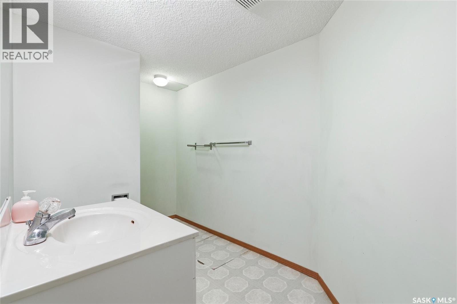 3232 Thames Crescent E, Regina, SK - Indoor Photo Showing Bathroom