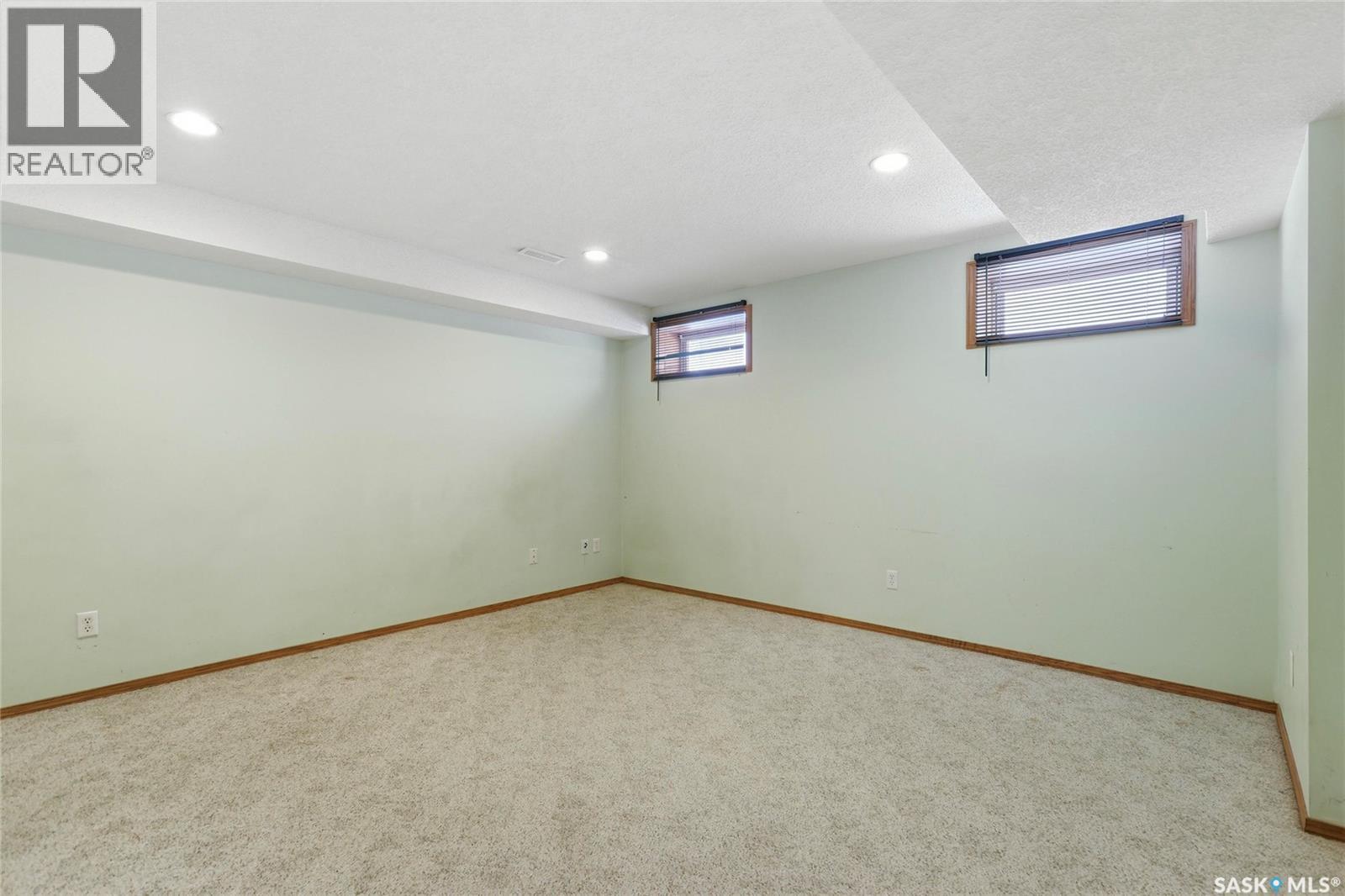 3232 Thames Crescent E, Regina, SK - Indoor