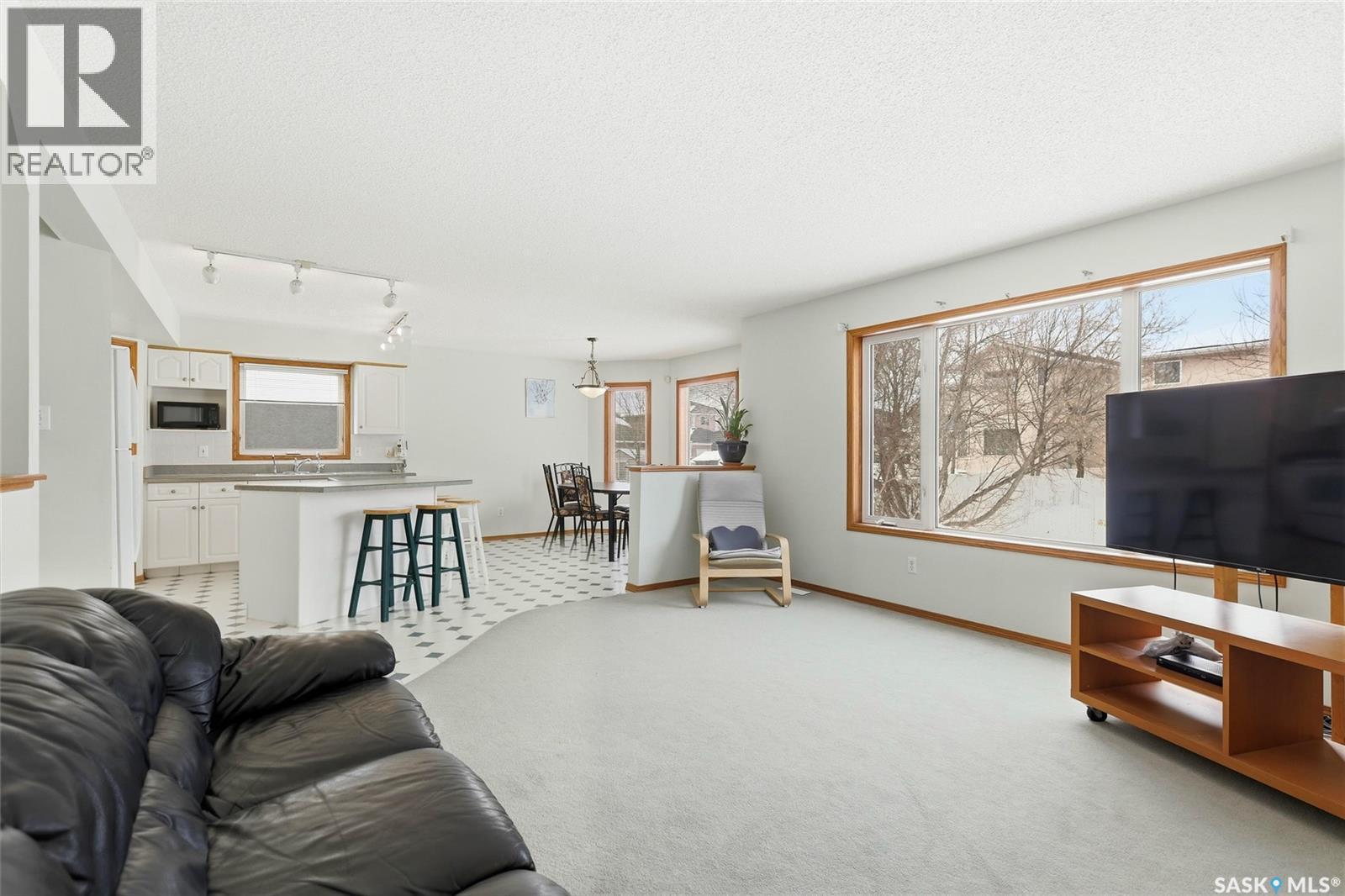 3232 Thames Crescent E, Regina, SK - Indoor Photo Showing Living Room
