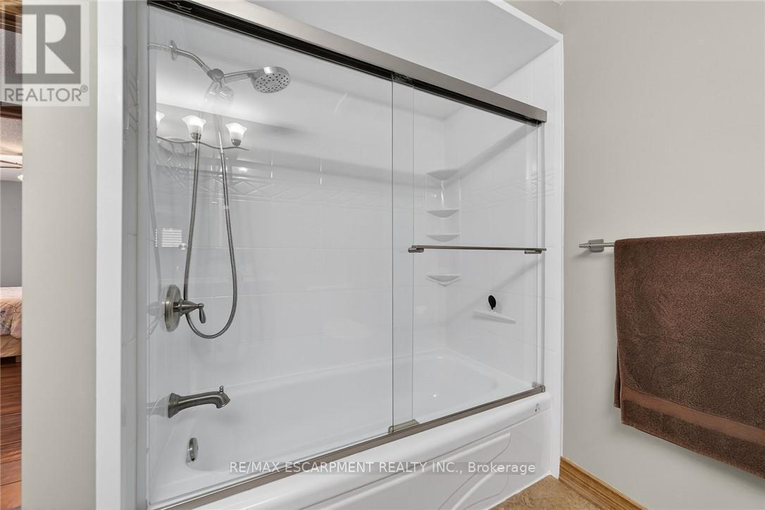 6 Regal Drive, Hamilton, ON - Indoor Photo Showing Bathroom