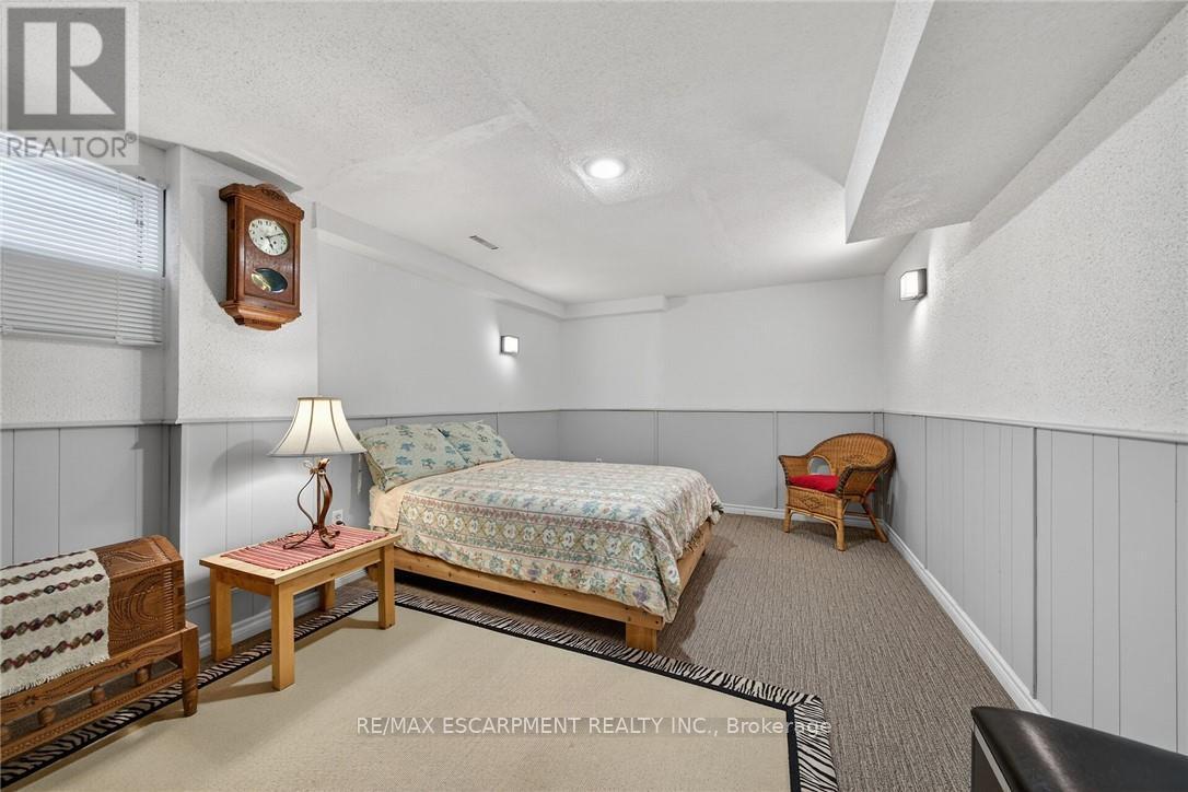 6 Regal Drive, Hamilton, ON - Indoor Photo Showing Bedroom