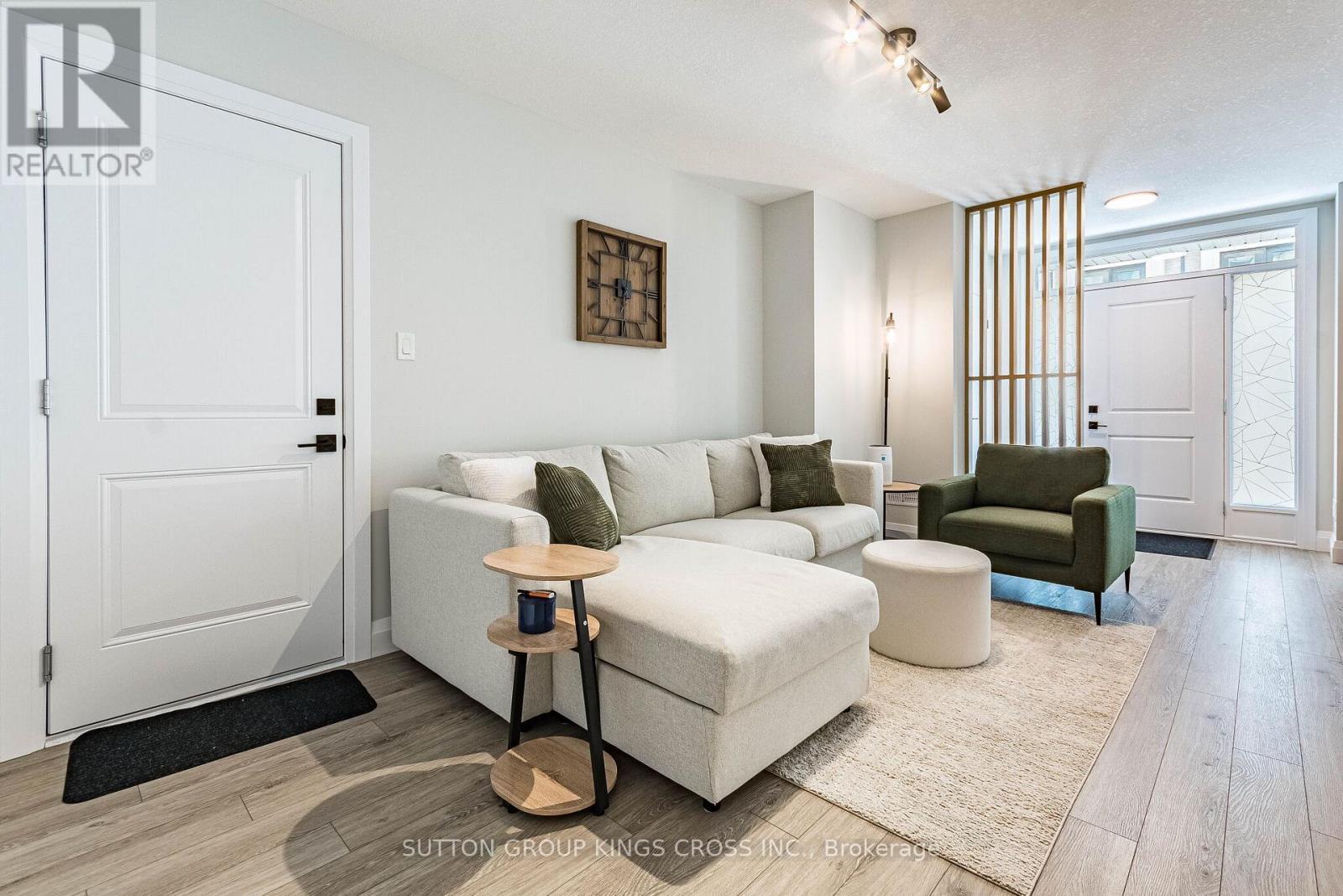 79 - 143 Elgin Street N, Cambridge, ON - Indoor Photo Showing Living Room