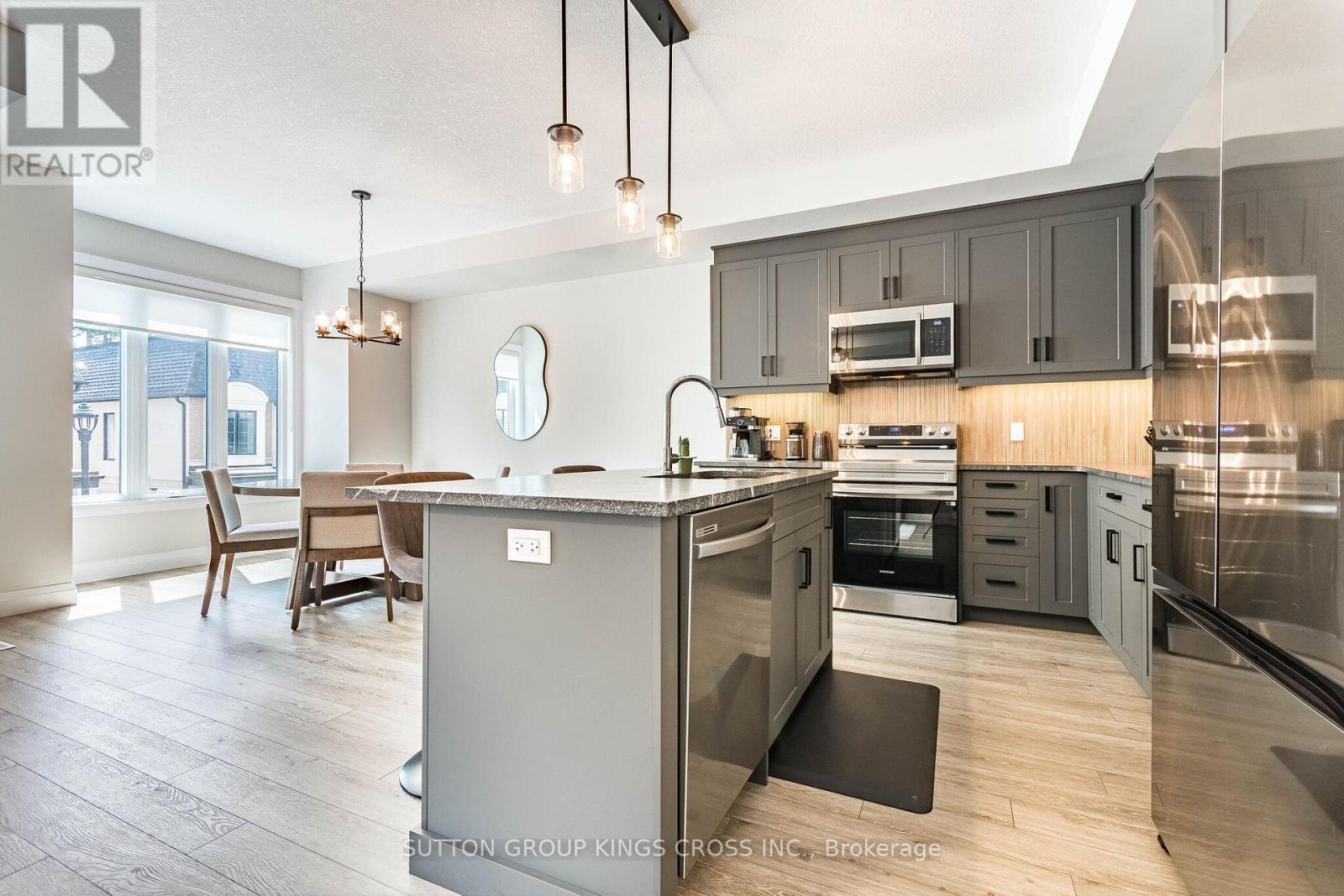 79 - 143 Elgin Street N, Cambridge, ON - Indoor Photo Showing Kitchen With Upgraded Kitchen