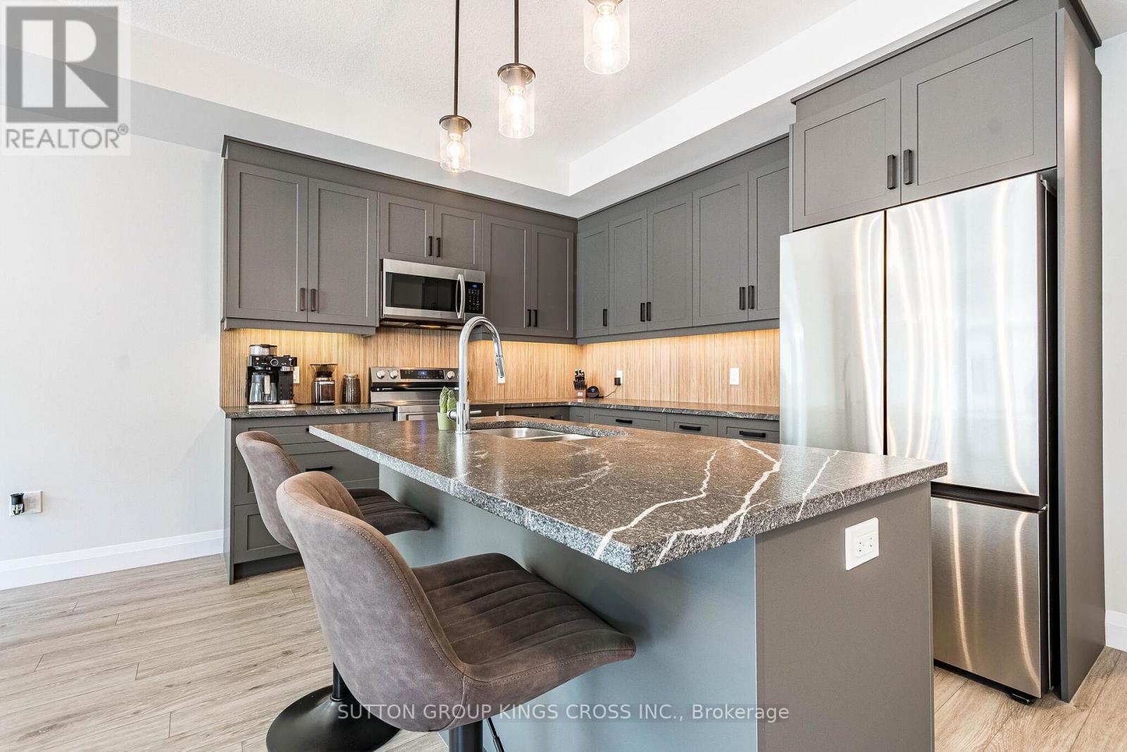 79 - 143 Elgin Street N, Cambridge, ON - Indoor Photo Showing Kitchen With Upgraded Kitchen