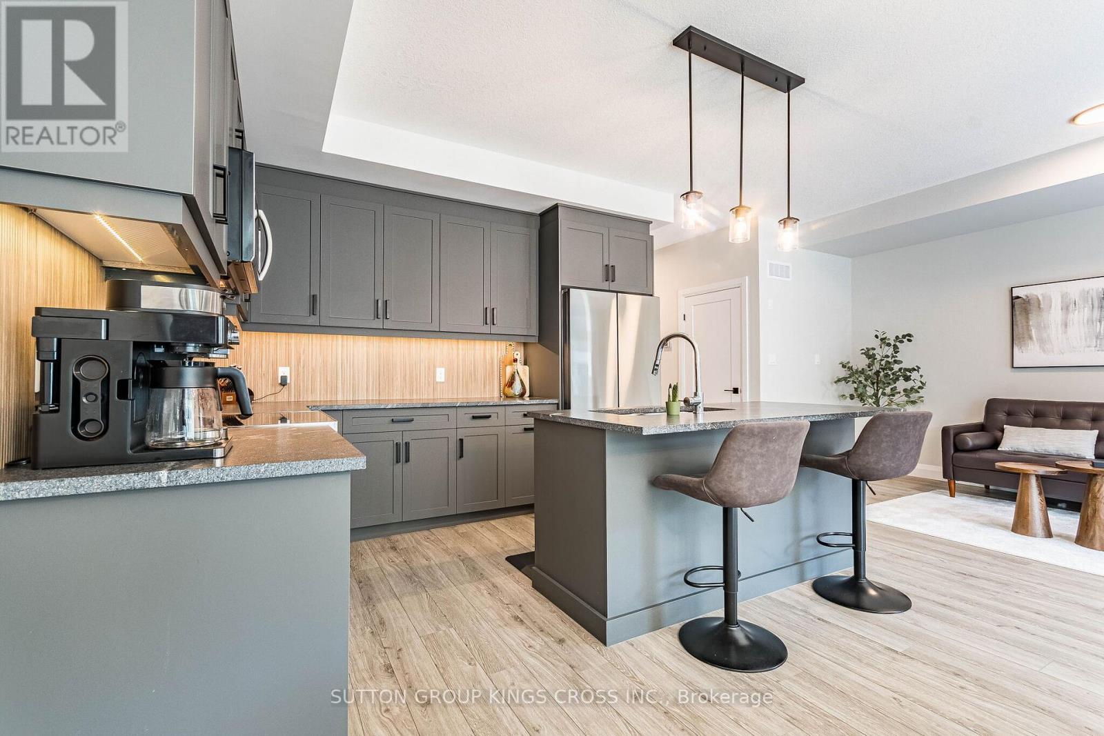 79 - 143 Elgin Street N, Cambridge, ON - Indoor Photo Showing Kitchen With Upgraded Kitchen