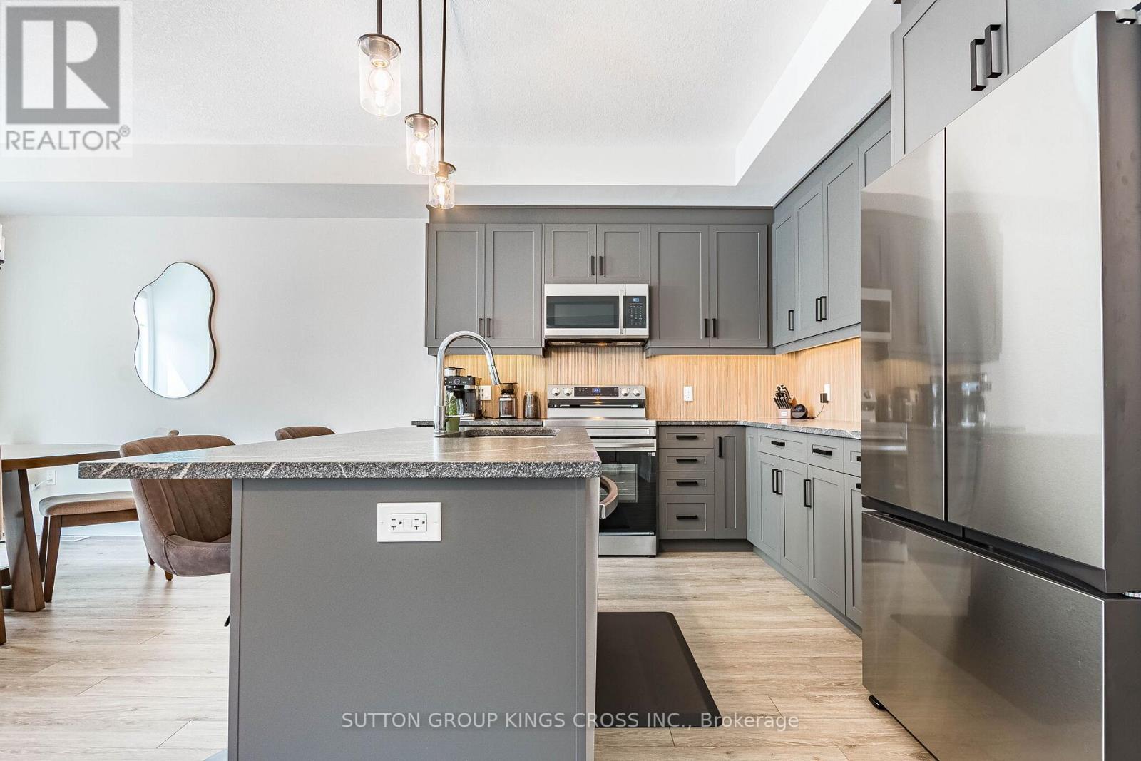 79 - 143 Elgin Street N, Cambridge, ON - Indoor Photo Showing Kitchen With Upgraded Kitchen