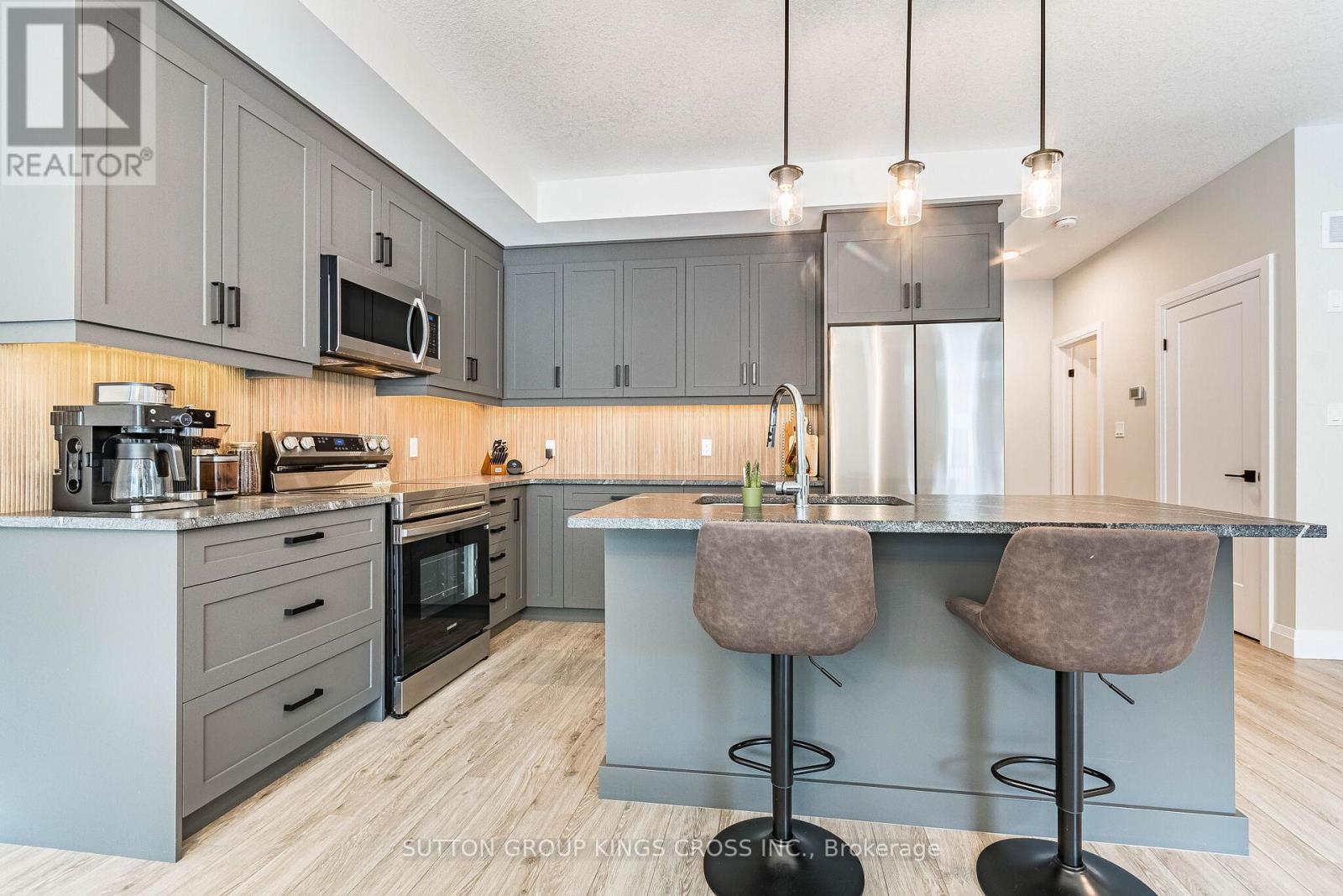 79 - 143 Elgin Street N, Cambridge, ON - Indoor Photo Showing Kitchen With Upgraded Kitchen