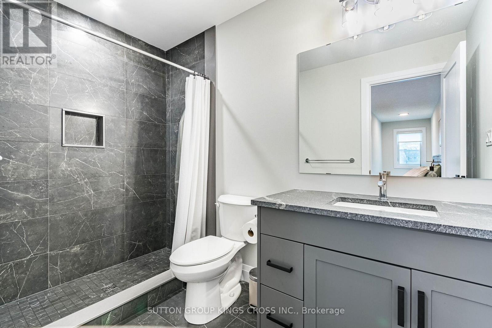 79 - 143 Elgin Street N, Cambridge, ON - Indoor Photo Showing Bathroom